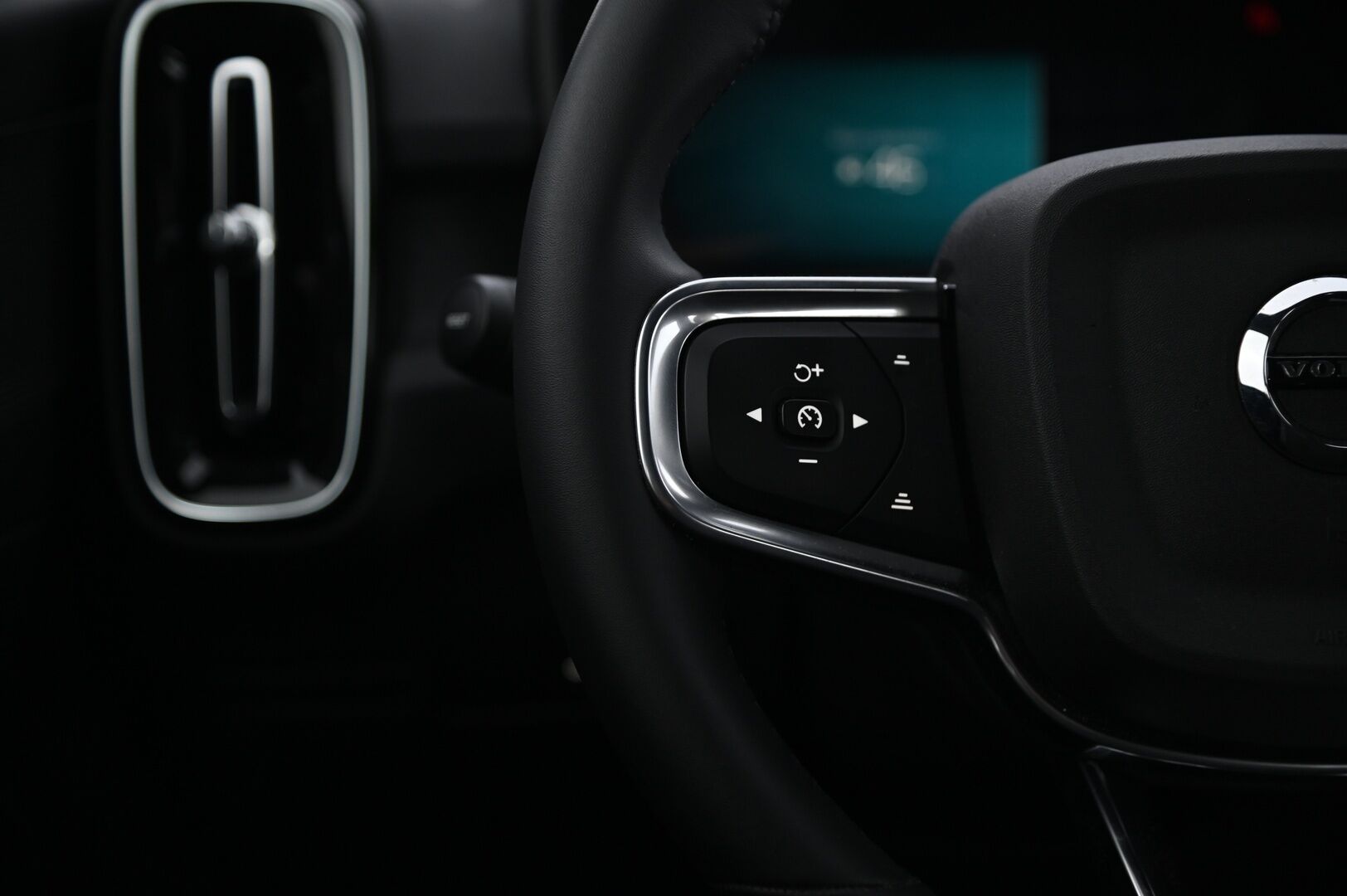 Volvo XC40 2024 Recharge Single Plus *VOC / ACC / Navi / P.kamera / Ilmalämpöpumppu* - 3,99 % KORKOTARJOUS TÄHÄN AUTOON - *Tehdastakuu Voimassa: 100tkm / 22.03.2027 // 2x Renkaat Aluvanteilla!