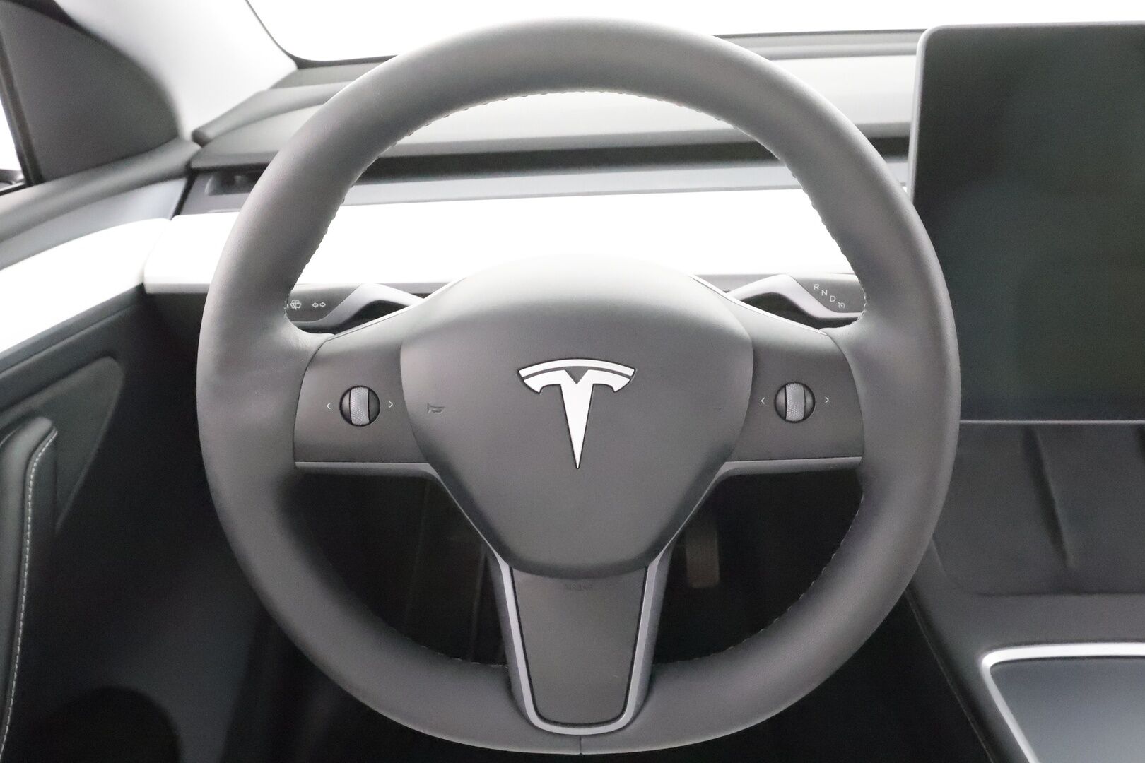 Tesla Model Y 2024 Long Range * Koukku / ILP / ACC / Matrix-LED / Lasikatto / P.kamera / Muistipenkki / Premium Audio * - 1-om Suomi-auto / Akku kuntotarkastettu / 2x Latauskaapelit / Kahdet renkaat 