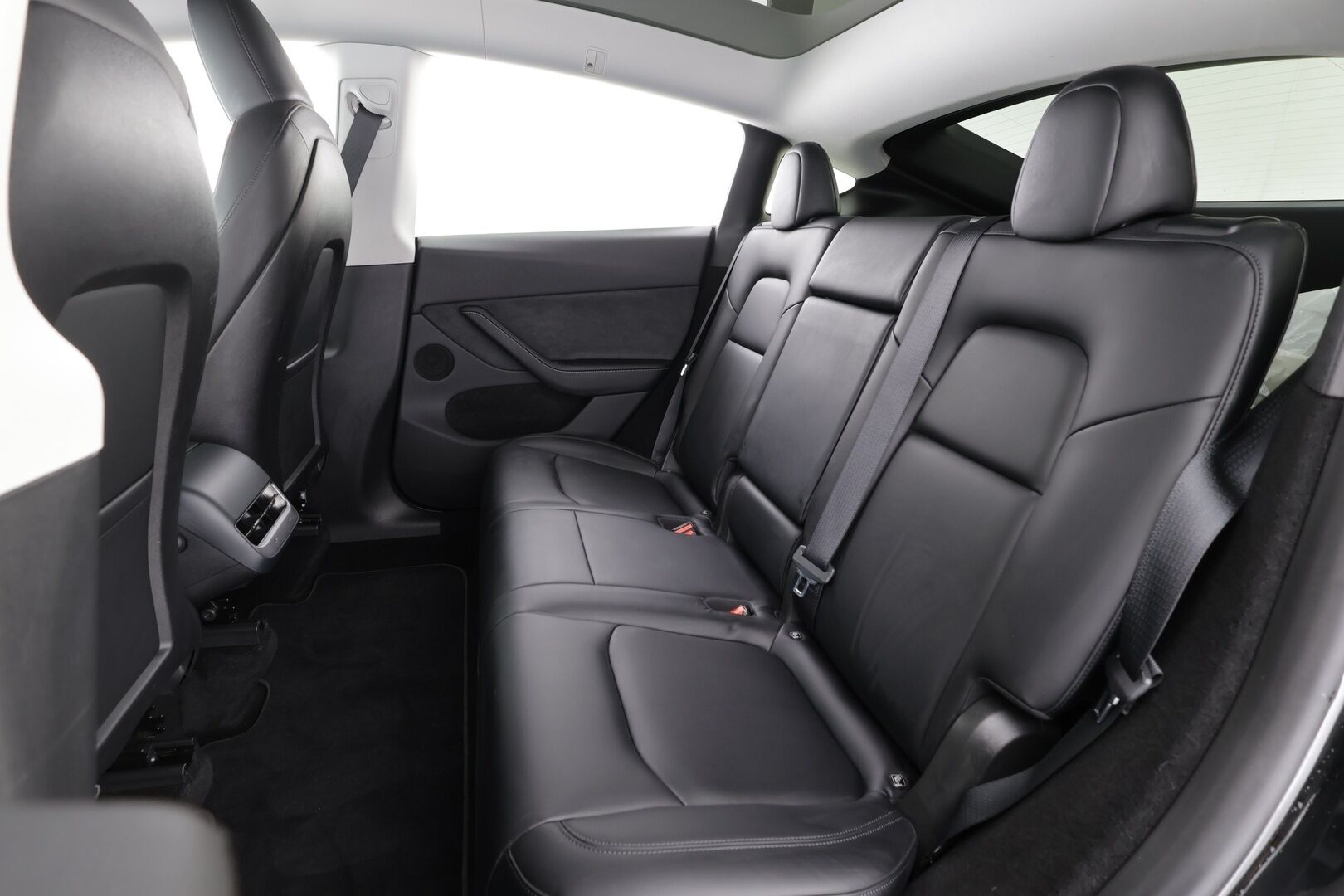 Tesla Model Y 2024 Long Range * Koukku / ILP / ACC / Lasikatto / Matrix-LED / P.Kamera / Muistipenkki / Premium Audio / Navi / Keyless * - 1-om Suomi-auto / Akku kuntotarkastettu / Kahdet renkaat aluvanteilla / 2x Latauskaapelit