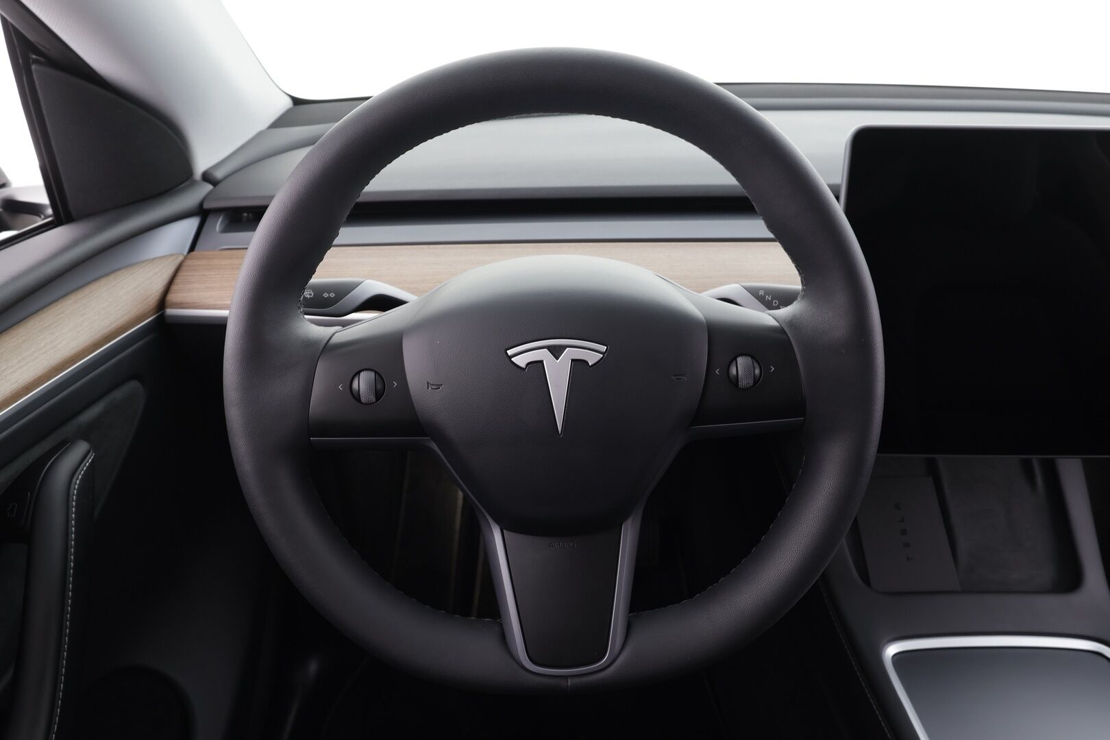 Tesla Model Y 2024 Long Range * Koukku / ILP / ACC / Lasikatto / Matrix-LED / P.Kamera / Muistipenkki / Premium Audio / Navi / Keyless * - 1-om Suomi-auto / Akku kuntotarkastettu / Kahdet renkaat aluvanteilla / 2x Latauskaapelit