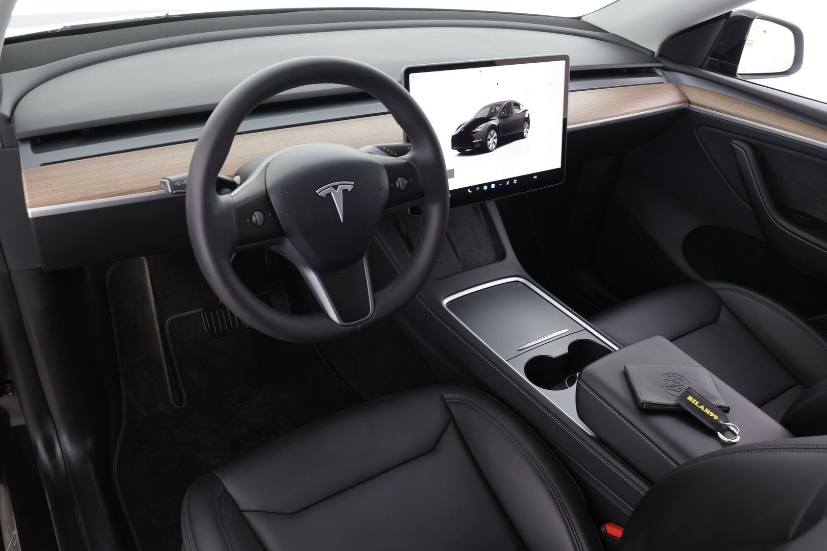 Tesla Model Y 2024 Long Range * Koukku / ILP / ACC / Lasikatto / Matrix-LED / P.Kamera / Muistipenkki / Premium Audio / Navi / Keyless * - 1-om Suomi-auto / Akku kuntotarkastettu / Kahdet renkaat aluvanteilla / 2x Latauskaapelit