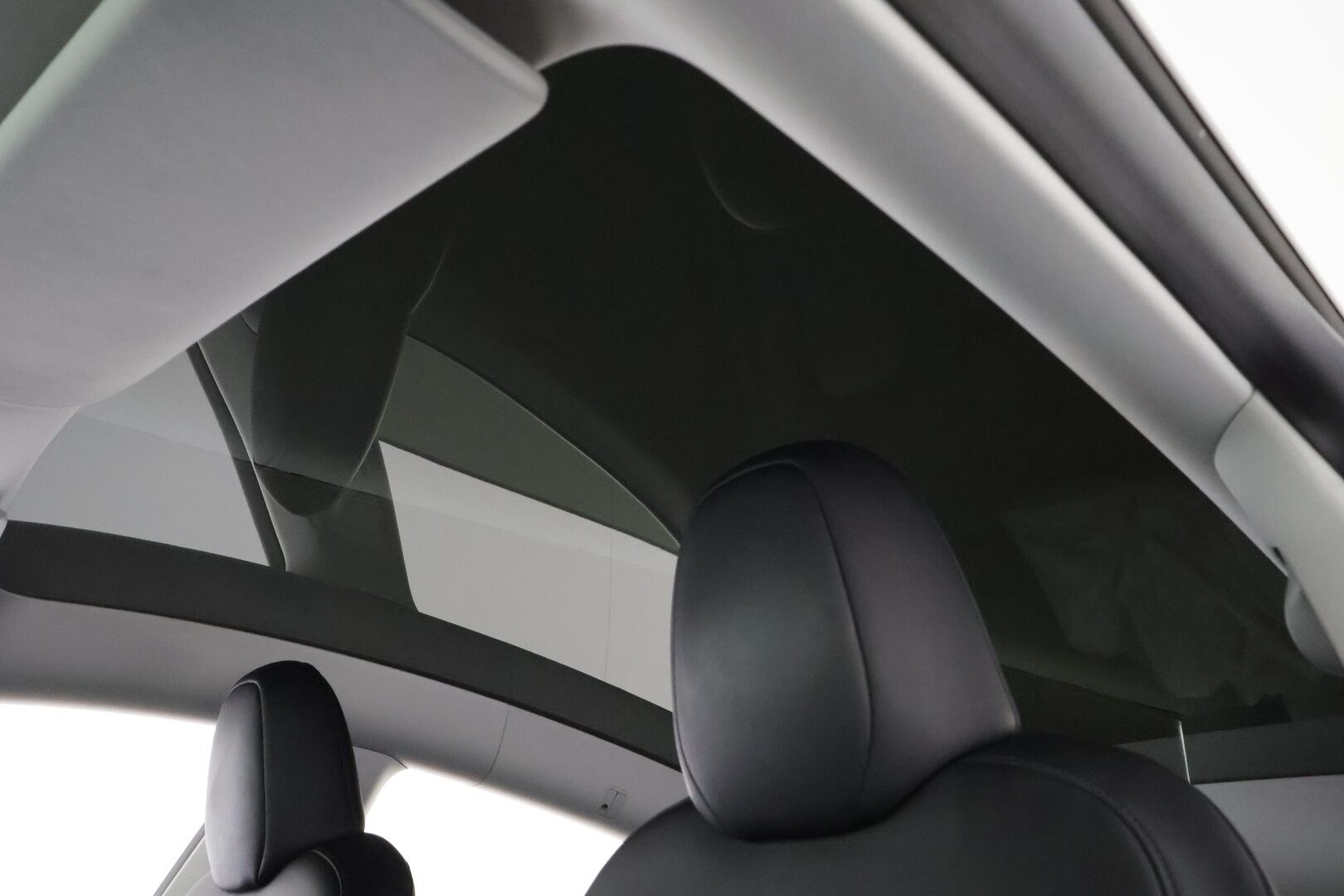 Tesla Model Y 2024 Long Range * Koukku / ILP / ACC / Lasikatto / Matrix-LED / P.Kamera / Muistipenkki / Premium Audio / Navi / Keyless * - 1-om Suomi-auto / Akku kuntotarkastettu / Kahdet renkaat aluvanteilla / 2x Latauskaapelit