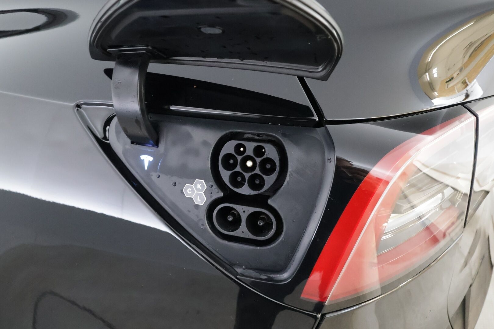 Tesla Model Y 2024 Long Range * Koukku / ILP / ACC / Lasikatto / Matrix-LED / P.Kamera / Muistipenkki / Premium Audio / Navi / Keyless * - 1-om Suomi-auto / Akku kuntotarkastettu / Kahdet renkaat aluvanteilla / 2x Latauskaapelit