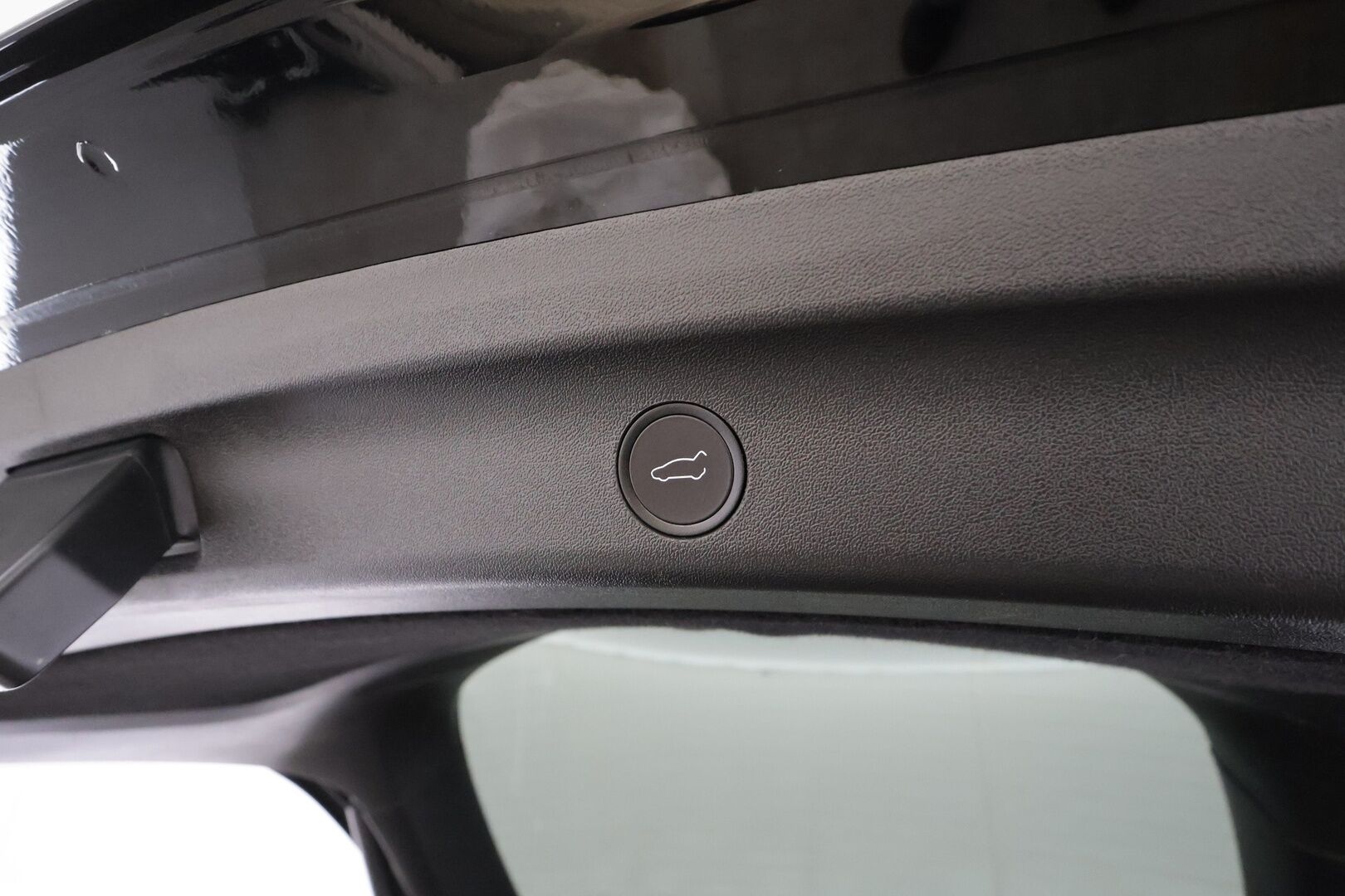 Tesla Model Y 2024 Long Range * Koukku / ILP / ACC / Lasikatto / Matrix-LED / P.Kamera / Muistipenkki / Premium Audio / Navi / Keyless * - 1-om Suomi-auto / Akku kuntotarkastettu / Kahdet renkaat aluvanteilla / 2x Latauskaapelit