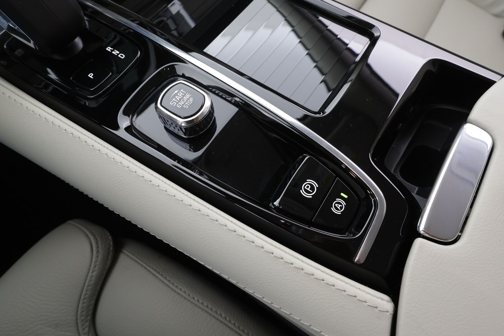 Volvo V60 2024 T8 AWD Long Range High Performance Plus Bright aut - | Lisälämmitin | ACC | P.Kamera | Full-LED | Sporttinahat Muistilla | Kaistavahti | Katveavustin | Navi | Keyless | 1-om Suomi-auto | Kahdet renkaat | 2x Latauskaapelit | Merkkihuollot |
