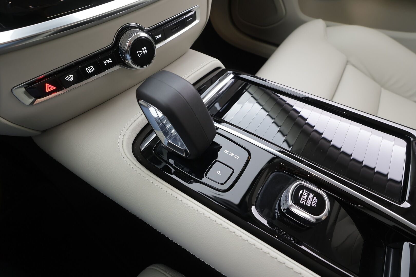 Volvo V60 2024 T8 AWD Long Range High Performance Plus Bright aut - | Lisälämmitin | ACC | P.Kamera | Full-LED | Sporttinahat Muistilla | Kaistavahti | Katveavustin | Navi | Keyless | 1-om Suomi-auto | Kahdet renkaat | 2x Latauskaapelit | Merkkihuollot |