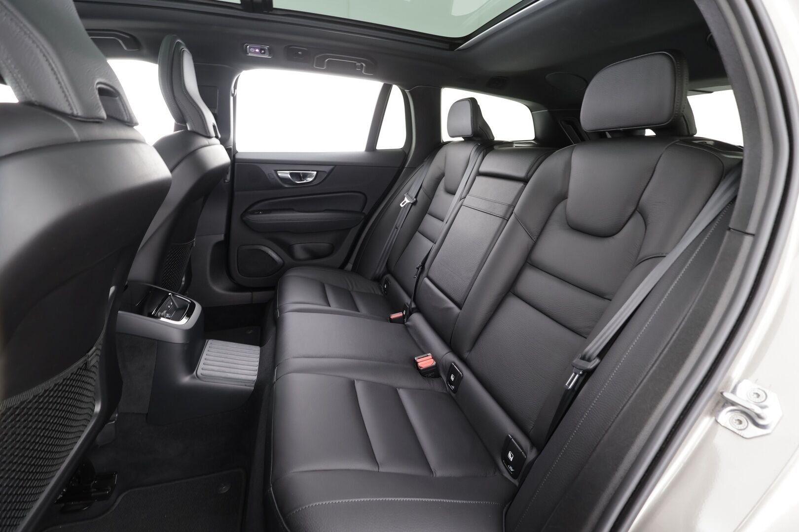 Volvo V60 2020 T8 TwE AWD Inscription aut * ACC / HUD / Panorama / H&K / Muistipenkki / Koukku / Full LED / Webasto / BLIS / 360° / Navi * - Kahdet renkaat aluvanteilla / Merkkihuollettu / Hyvät varusteet!