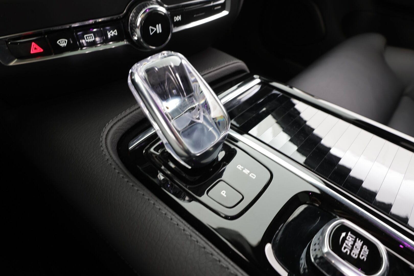 Volvo V60 2020 T8 TwE AWD Inscription aut * ACC / HUD / Panorama / H&K / Muistipenkki / Koukku / Full LED / Webasto / BLIS / 360° / Navi * - Kahdet renkaat aluvanteilla / Merkkihuollettu / Hyvät varusteet!