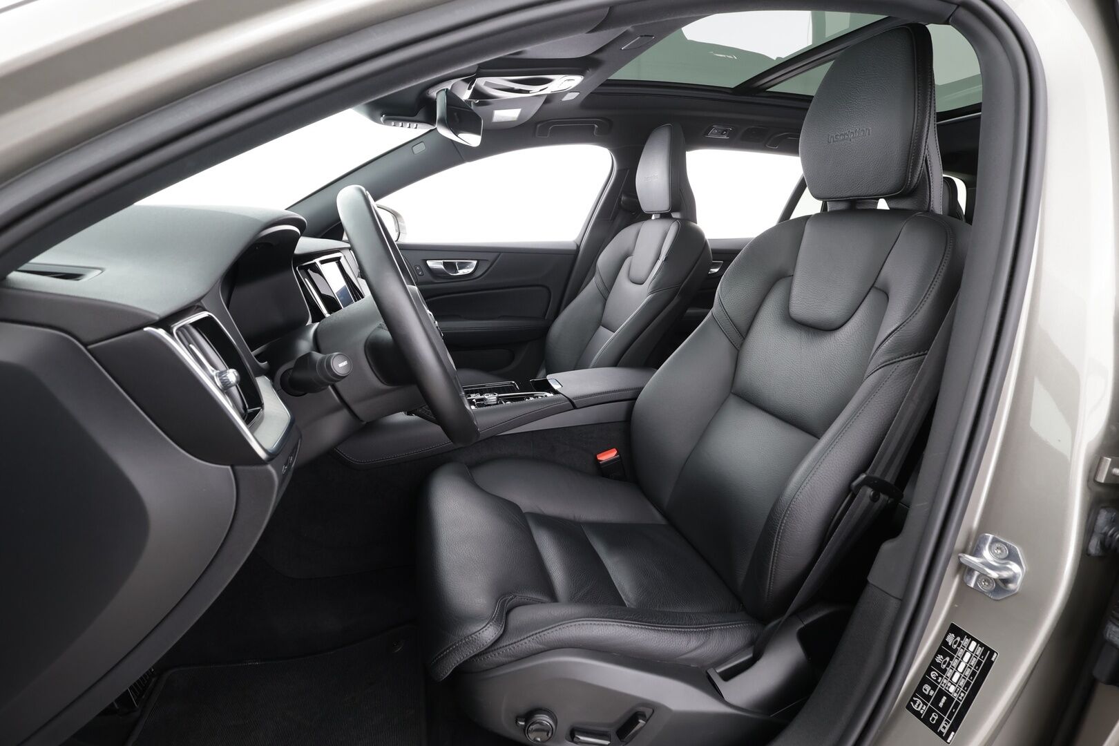 Volvo V60 2020 T8 TwE AWD Inscription aut * ACC / HUD / Panorama / H&K / Muistipenkki / Koukku / Full LED / Webasto / BLIS / 360° / Navi * - Kahdet renkaat aluvanteilla / Merkkihuollettu / Hyvät varusteet!