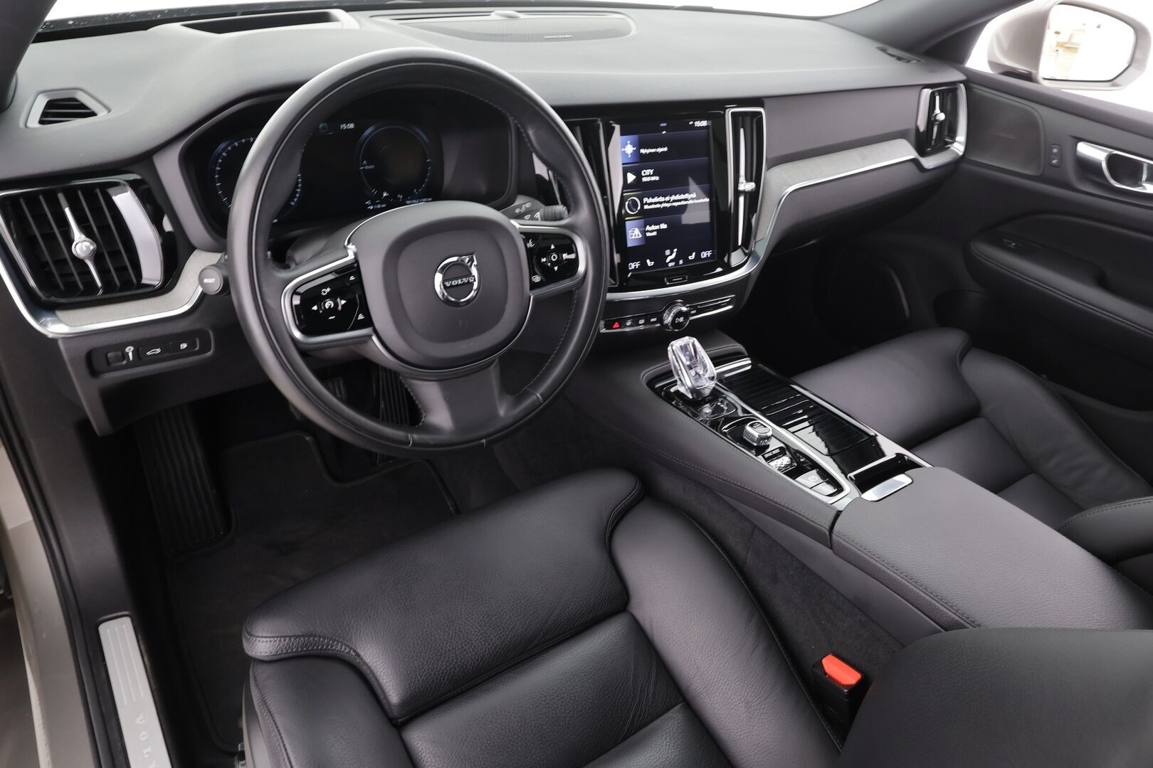 Volvo V60 2020 T8 TwE AWD Inscription aut * ACC / HUD / Panorama / H&K / Muistipenkki / Koukku / Full LED / Webasto / BLIS / 360° / Navi * - Akku kuntotarkastettu / Kahdet renkaat aluvanteilla / Merkkihuollettu / Hyvät varusteet!