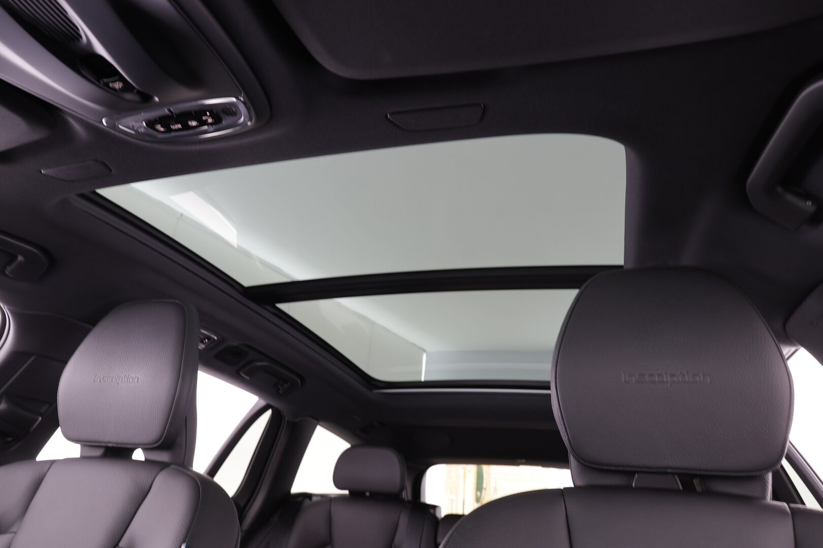 Volvo V60 2020 T8 TwE AWD Inscription aut * ACC / HUD / Panorama / H&K / Muistipenkki / Koukku / Full LED / Webasto / BLIS / 360° / Navi * - Kahdet renkaat aluvanteilla / Merkkihuollettu / Hyvät varusteet!