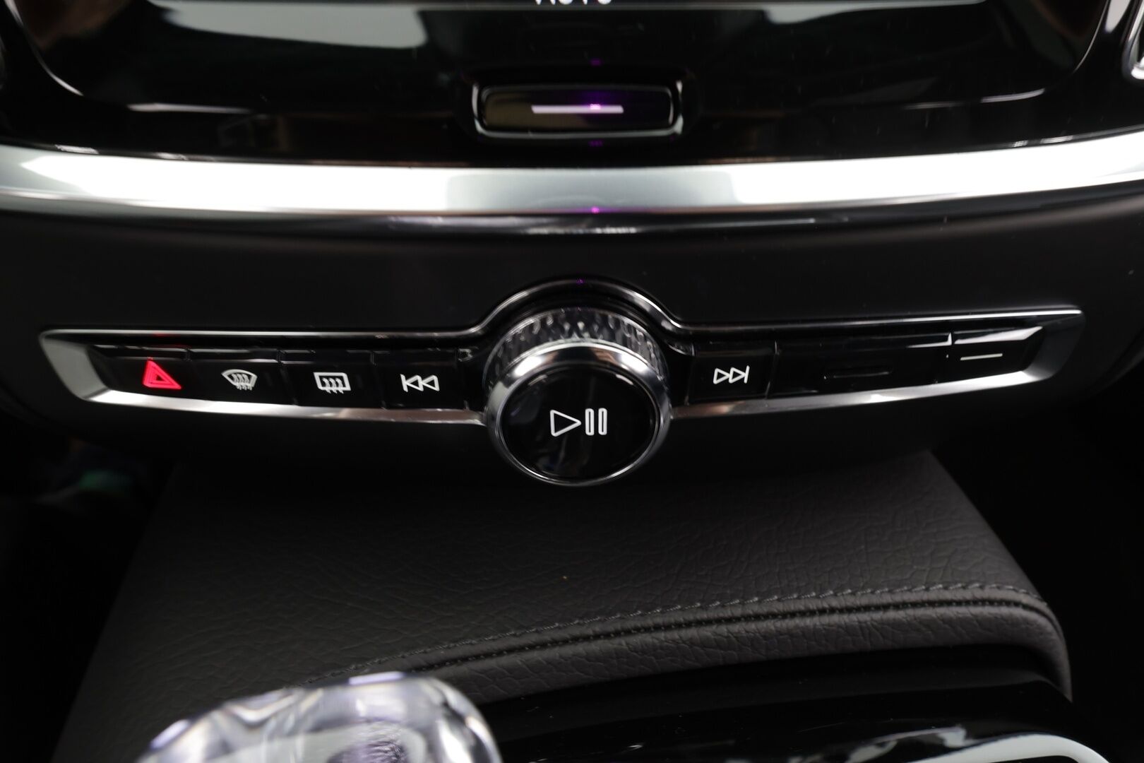 Volvo V60 2020 T8 TwE AWD Inscription aut * ACC / HUD / Panorama / H&K / Muistipenkki / Koukku / Full LED / Webasto / BLIS / 360° / Navi * - Kahdet renkaat aluvanteilla / Merkkihuollettu / Hyvät varusteet!