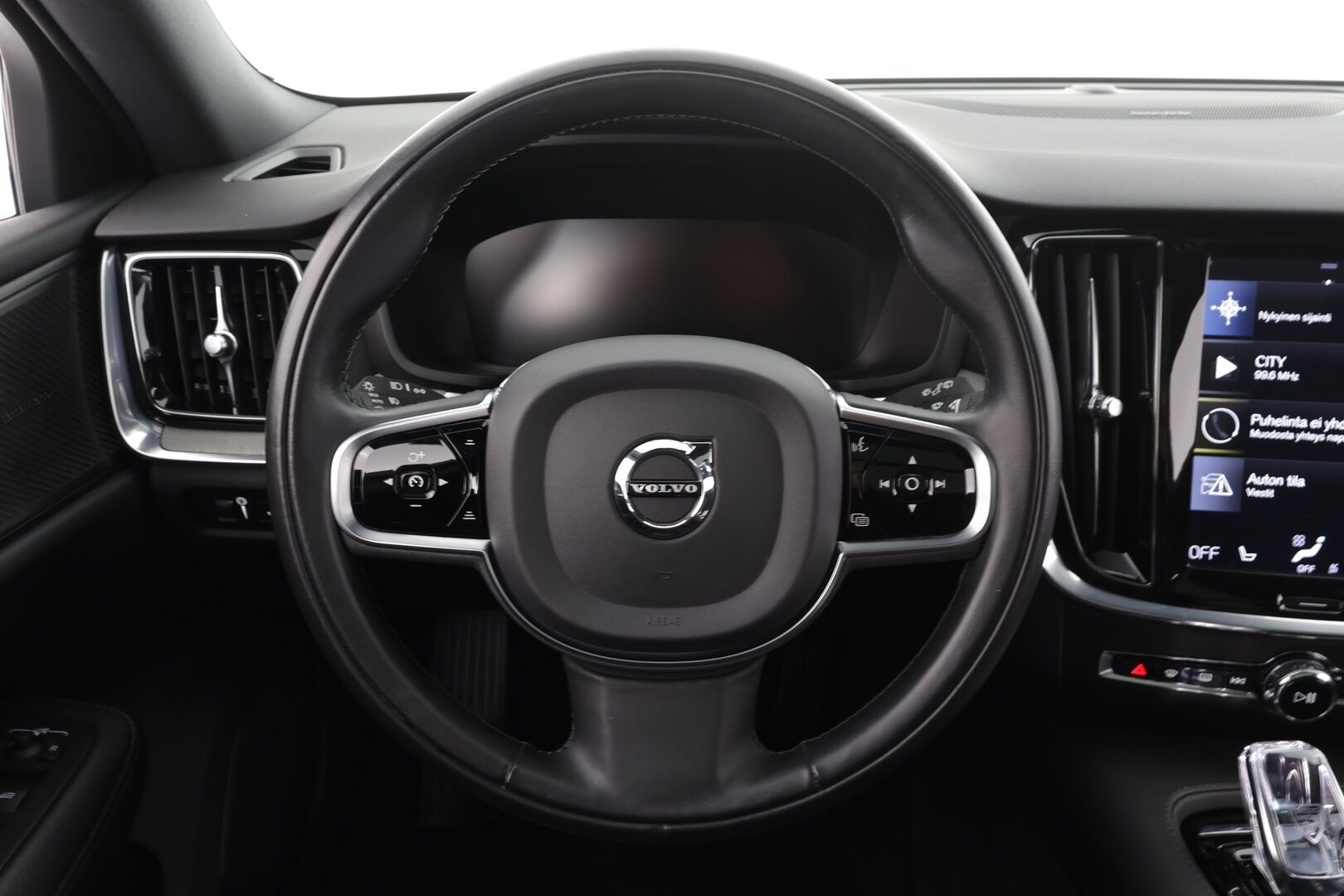 Volvo V60 2020 T8 TwE AWD Inscription aut * ACC / HUD / Panorama / H&K / Muistipenkki / Koukku / Full LED / Webasto / BLIS / 360° / Navi * - Akku kuntotarkastettu / Kahdet renkaat aluvanteilla / Merkkihuollettu / Hyvät varusteet!