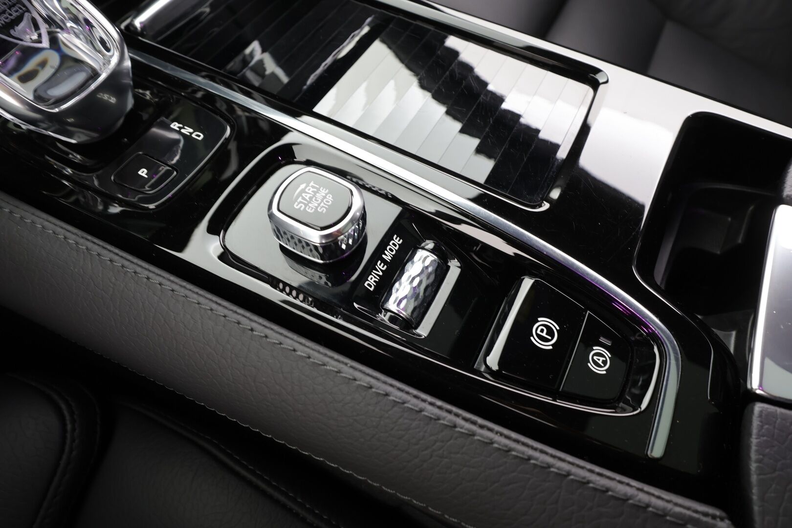 Volvo V60 2020 T8 TwE AWD Inscription aut * ACC / HUD / Panorama / H&K / Muistipenkki / Koukku / Full LED / Webasto / BLIS / 360° / Navi * - Akku kuntotarkastettu / Kahdet renkaat aluvanteilla / Merkkihuollettu / Hyvät varusteet!