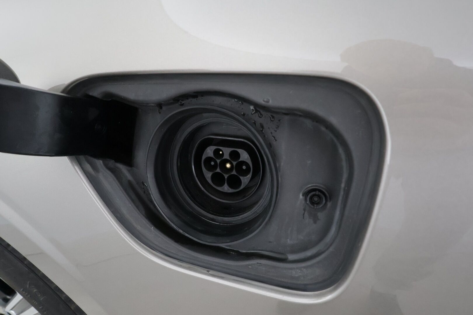 Volvo V60 2020 T8 TwE AWD Inscription aut * ACC / HUD / Panorama / H&K / Muistipenkki / Koukku / Full LED / Webasto / BLIS / 360° / Navi * - Kahdet renkaat aluvanteilla / Merkkihuollettu / Hyvät varusteet!