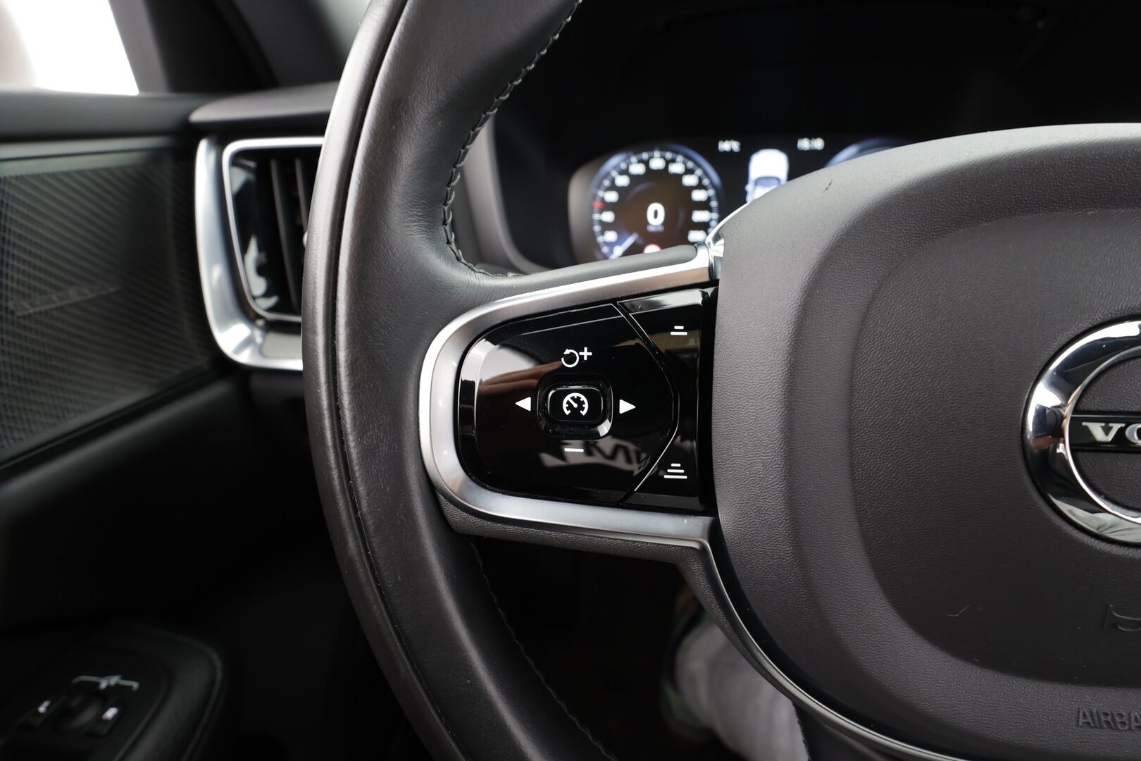 Volvo V60 2020 T8 TwE AWD Inscription aut * ACC / HUD / Panorama / H&K / Muistipenkki / Koukku / Full LED / Webasto / BLIS / 360° / Navi * - Kahdet renkaat aluvanteilla / Merkkihuollettu / Hyvät varusteet!