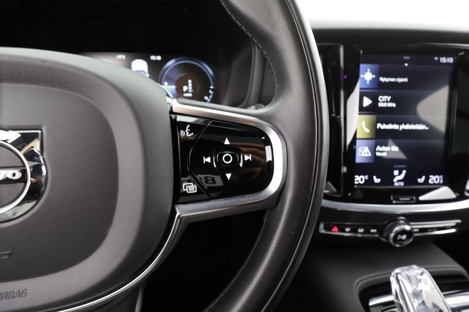 Volvo V60 2020 T8 TwE AWD Inscription aut * ACC / HUD / Panorama / H&K / Muistipenkki / Koukku / Full LED / Webasto / BLIS / 360° / Navi * - Akku kuntotarkastettu / Kahdet renkaat aluvanteilla / Merkkihuollettu / Hyvät varusteet!