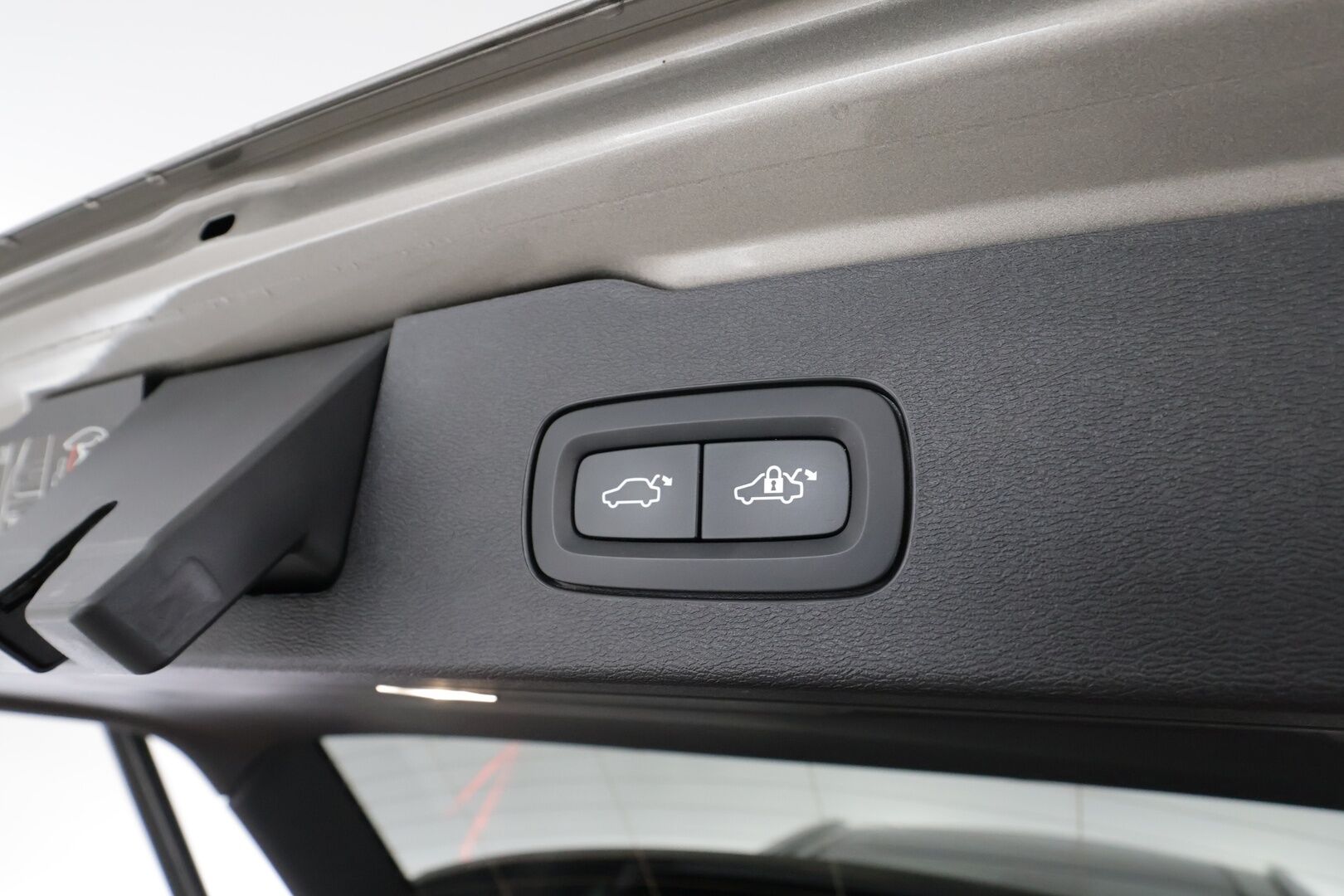 Volvo V60 2020 T8 TwE AWD Inscription aut * ACC / HUD / Panorama / H&K / Muistipenkki / Koukku / Full LED / Webasto / BLIS / 360° / Navi * - Akku kuntotarkastettu / Kahdet renkaat aluvanteilla / Merkkihuollettu / Hyvät varusteet!