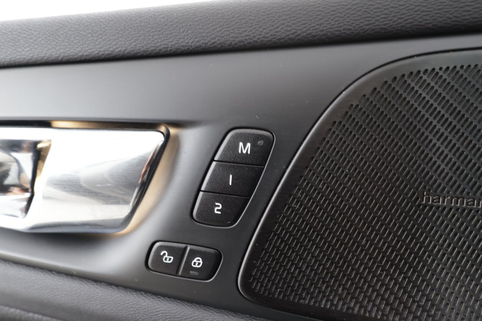 Volvo V60 2020 T8 TwE AWD Inscription aut * ACC / HUD / Panorama / H&K / Muistipenkki / Koukku / Full LED / Webasto / BLIS / 360° / Navi * - Kahdet renkaat aluvanteilla / Merkkihuollettu / Hyvät varusteet!