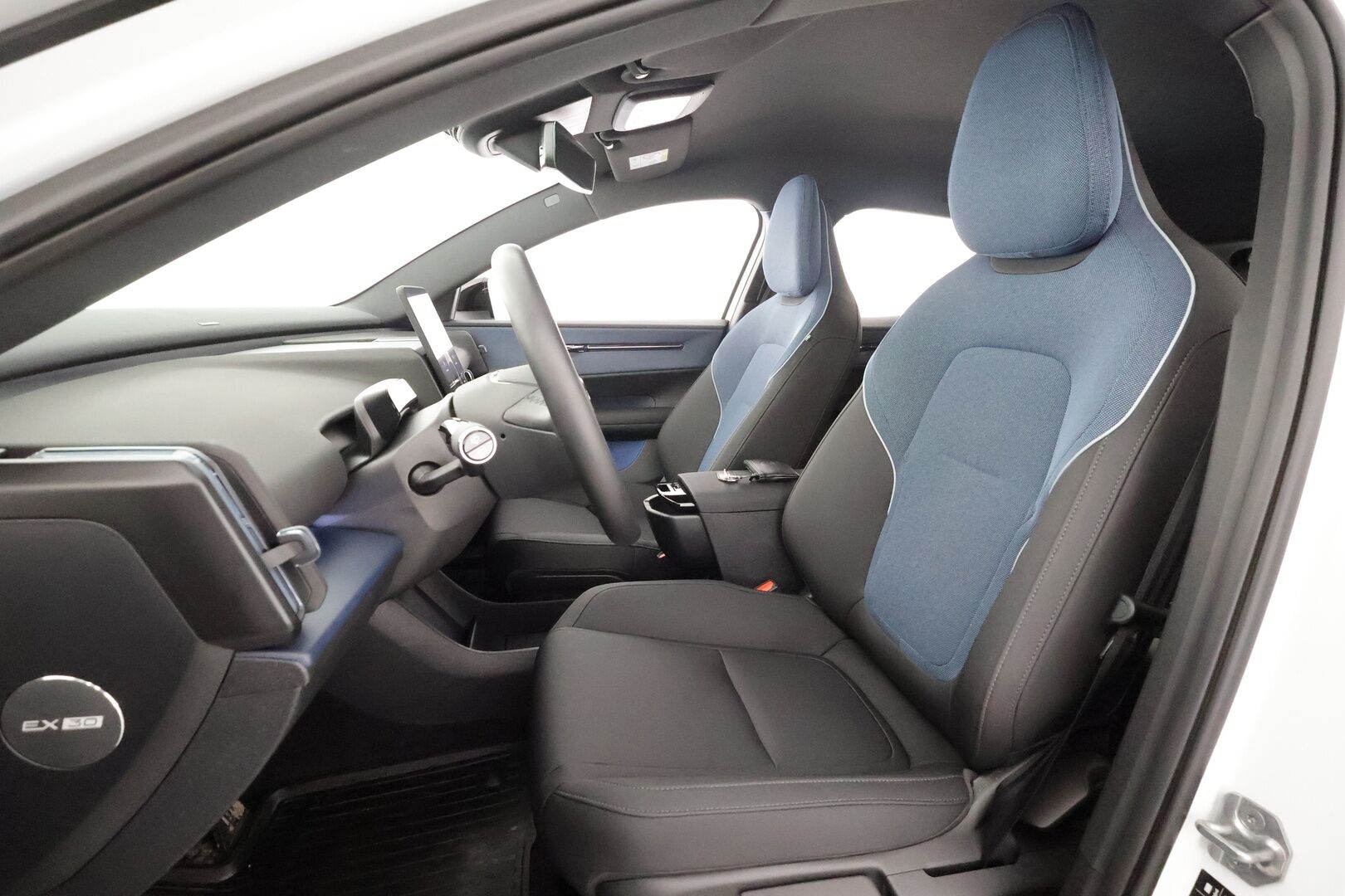 Volvo EX30 2024 Single Extended Range Plus - | ACC | ILP | Harman/Kardon | BLIS | Pilot Assist | P.kamera ja tutkat | Keyless | Ambient light | LED | 1-om suomiauto | 2x renkaat aluin |