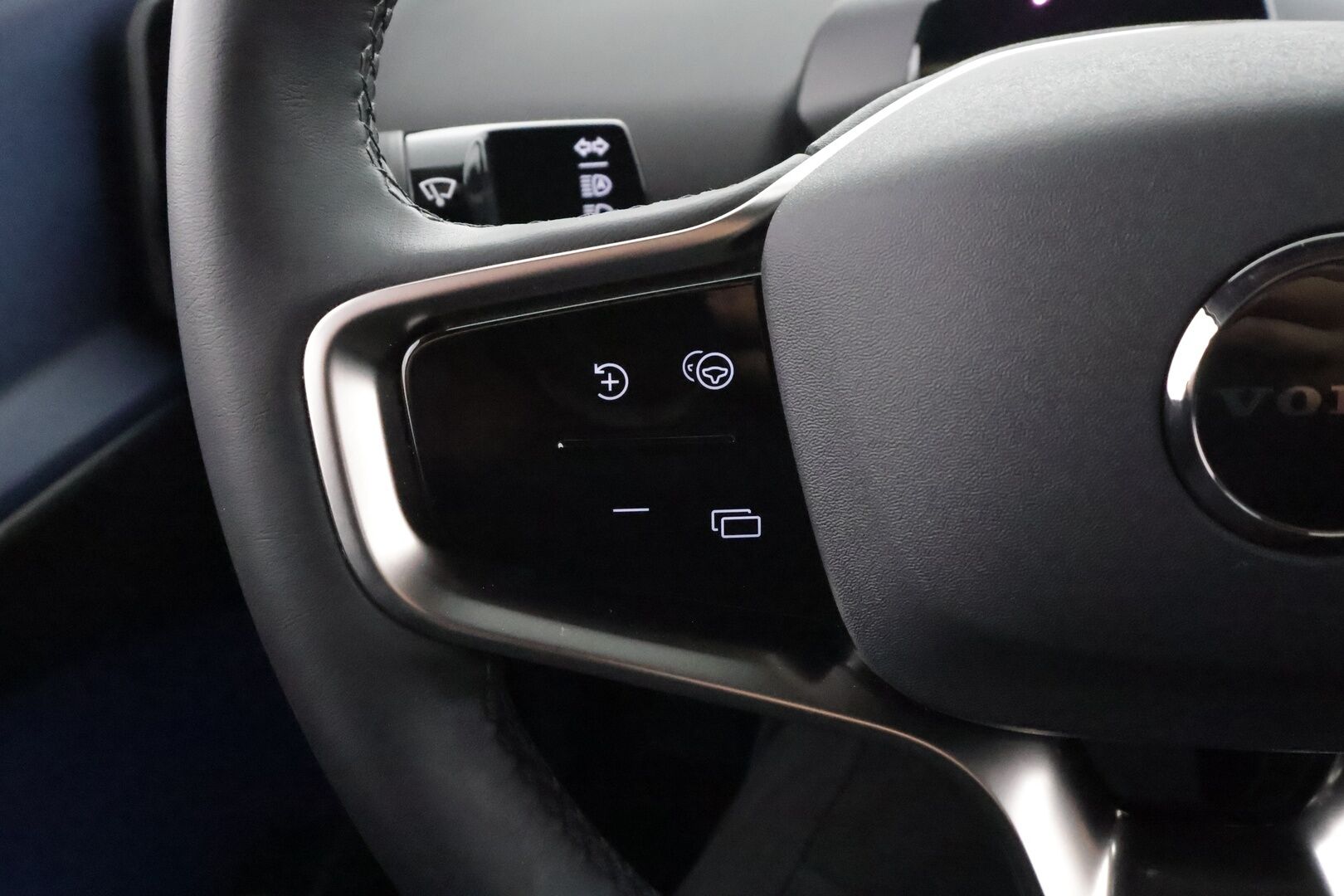 Volvo EX30 2024 Single Extended Range Plus - | ACC | ILP | Harman/Kardon | BLIS | Pilot Assist | P.kamera ja tutkat | Keyless | Ambient light | LED | 1-om suomiauto | 2x renkaat aluin |