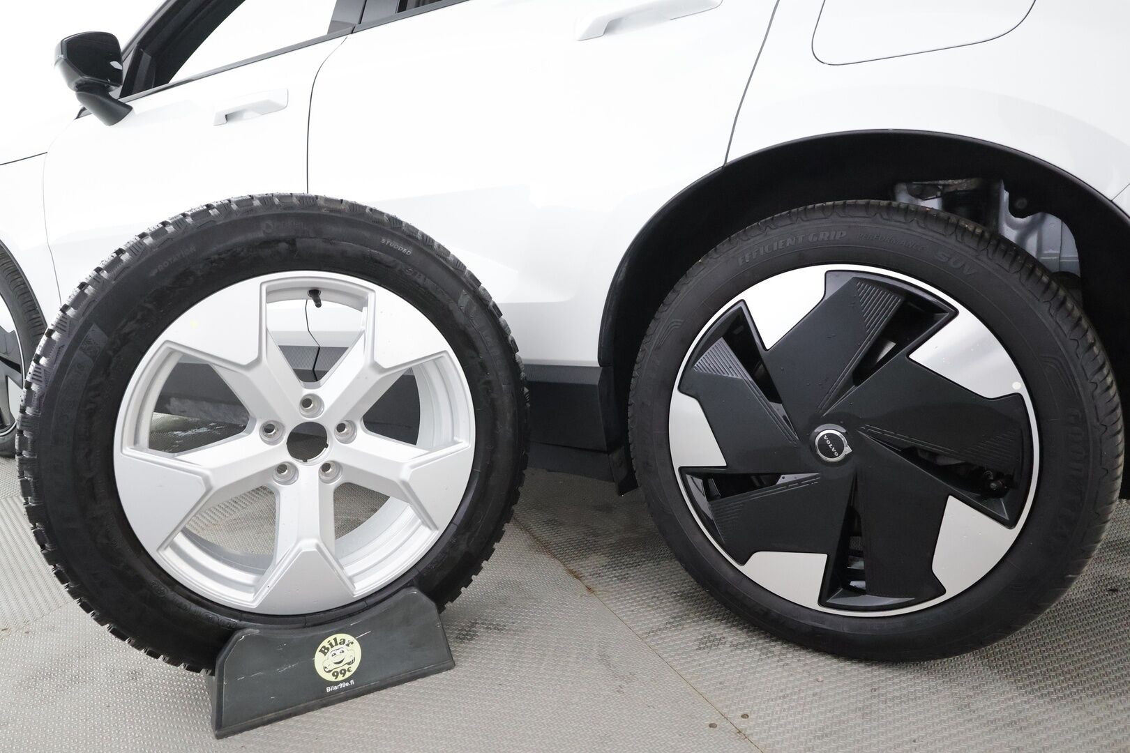 Volvo EX30 2024 Single Extended Range Plus - | ACC | ILP | Harman/Kardon | BLIS | Pilot Assist | P.kamera ja tutkat | Keyless | Ambient light | LED | 1-om suomiauto | 2x renkaat aluin |