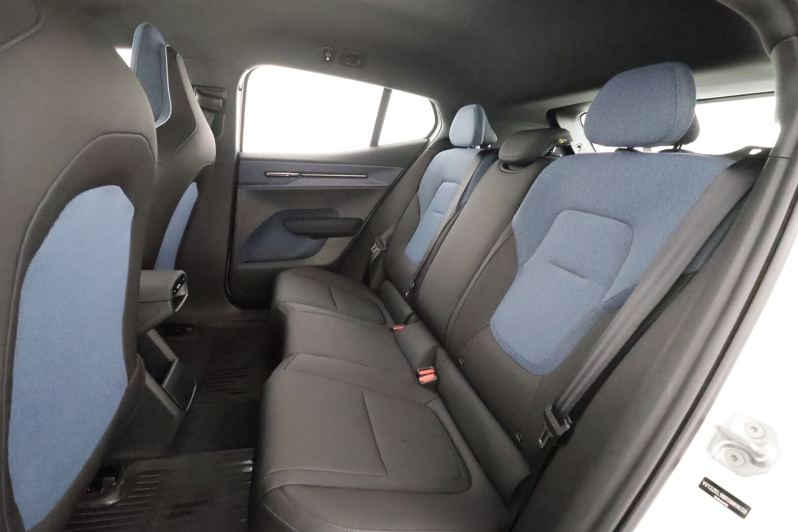 Volvo EX30 2024 Single Extended Range Plus - | ACC | ILP | Harman/Kardon | BLIS | Pilot Assist | P.kamera ja tutkat | Keyless | Ambient light | LED | 1-om suomiauto | 2x renkaat aluin |
