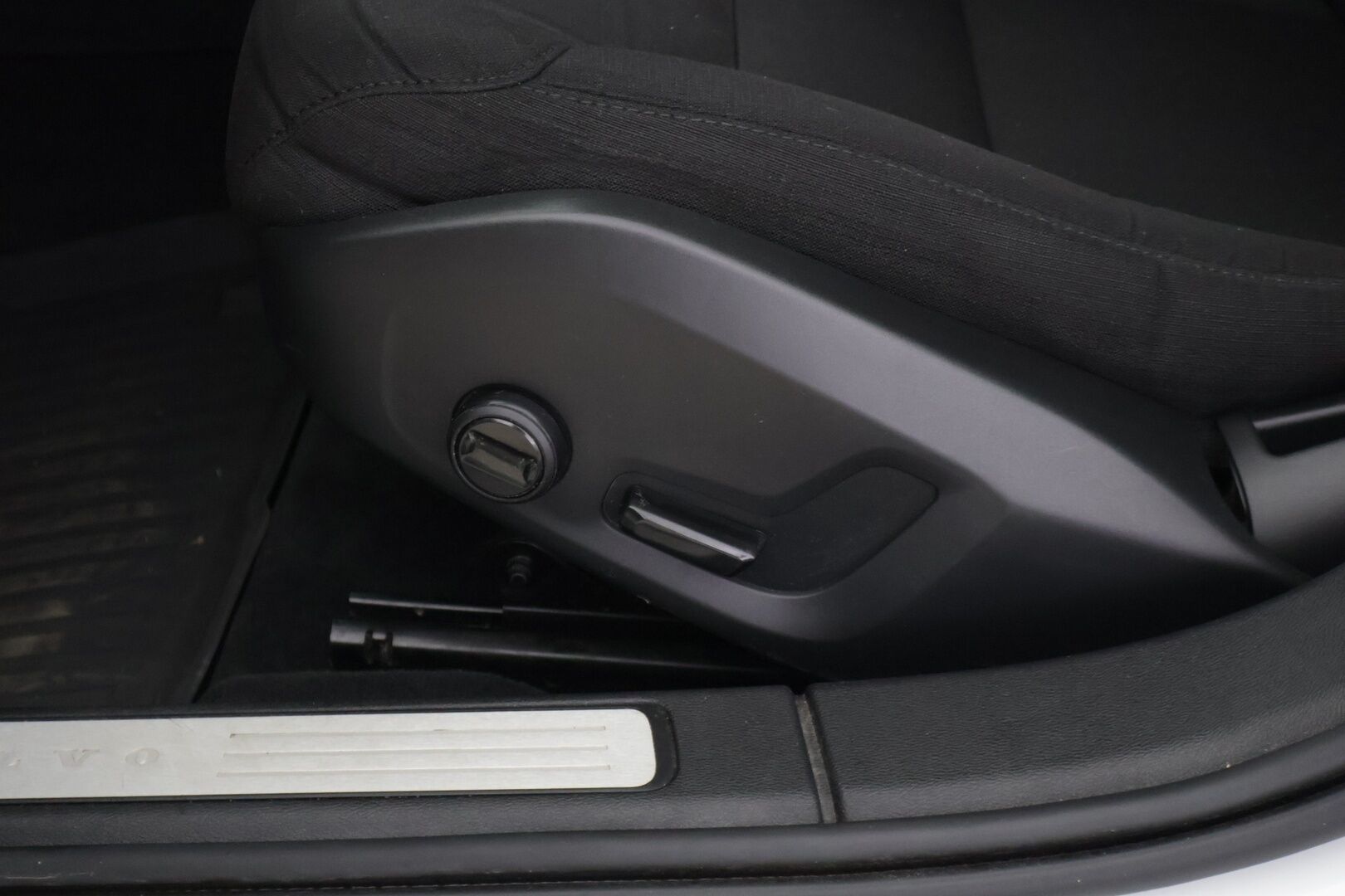 Volvo V60 2020 T6 TwE AWD Momentum aut *Adapt. vakkari / Webasto / VOC / Kaistavahti / Apple&Android / P.kamera / Koukku * - Huippu siisti / Kattavasti varusteltu / Hyvin pidetty!