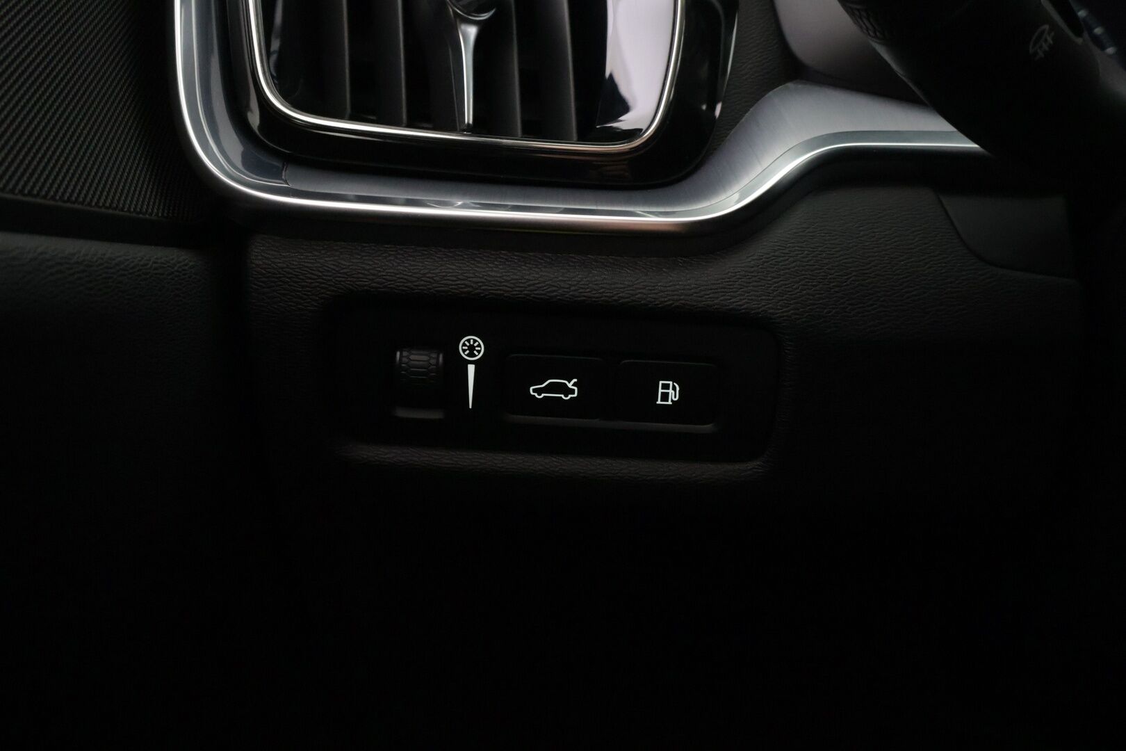 Volvo V60 2020 T6 TwE AWD Momentum aut *Adapt. vakkari / Webasto / VOC / Kaistavahti / Apple&Android / P.kamera / Koukku * - Huippu siisti / Kattavasti varusteltu / Hyvin pidetty!