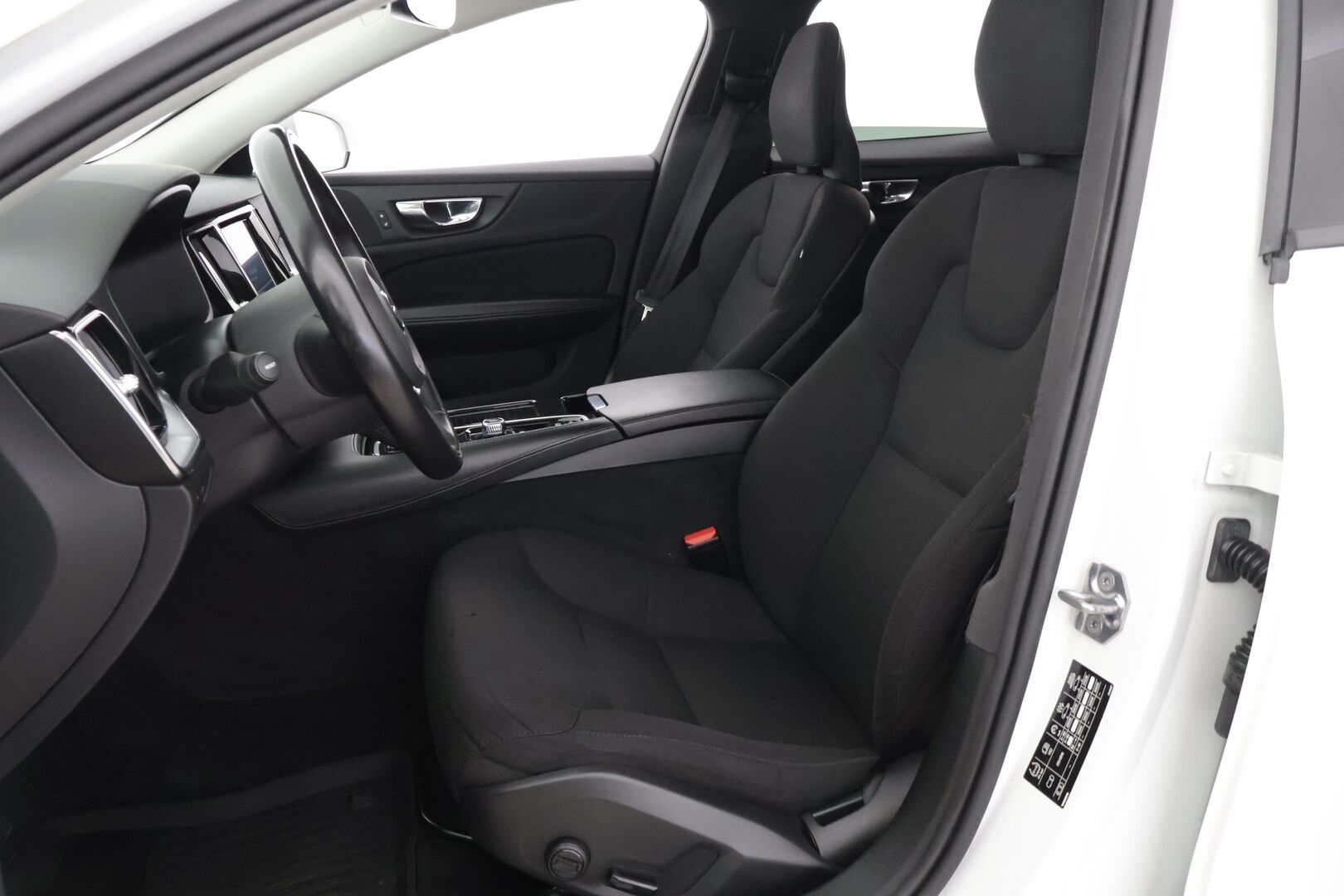 Volvo V60 2020 T6 TwE AWD Momentum aut *Adapt. vakkari / Webasto / VOC / Kaistavahti / Apple&Android / P.kamera / Koukku * - Huippu siisti / Kattavasti varusteltu / Hyvin pidetty!