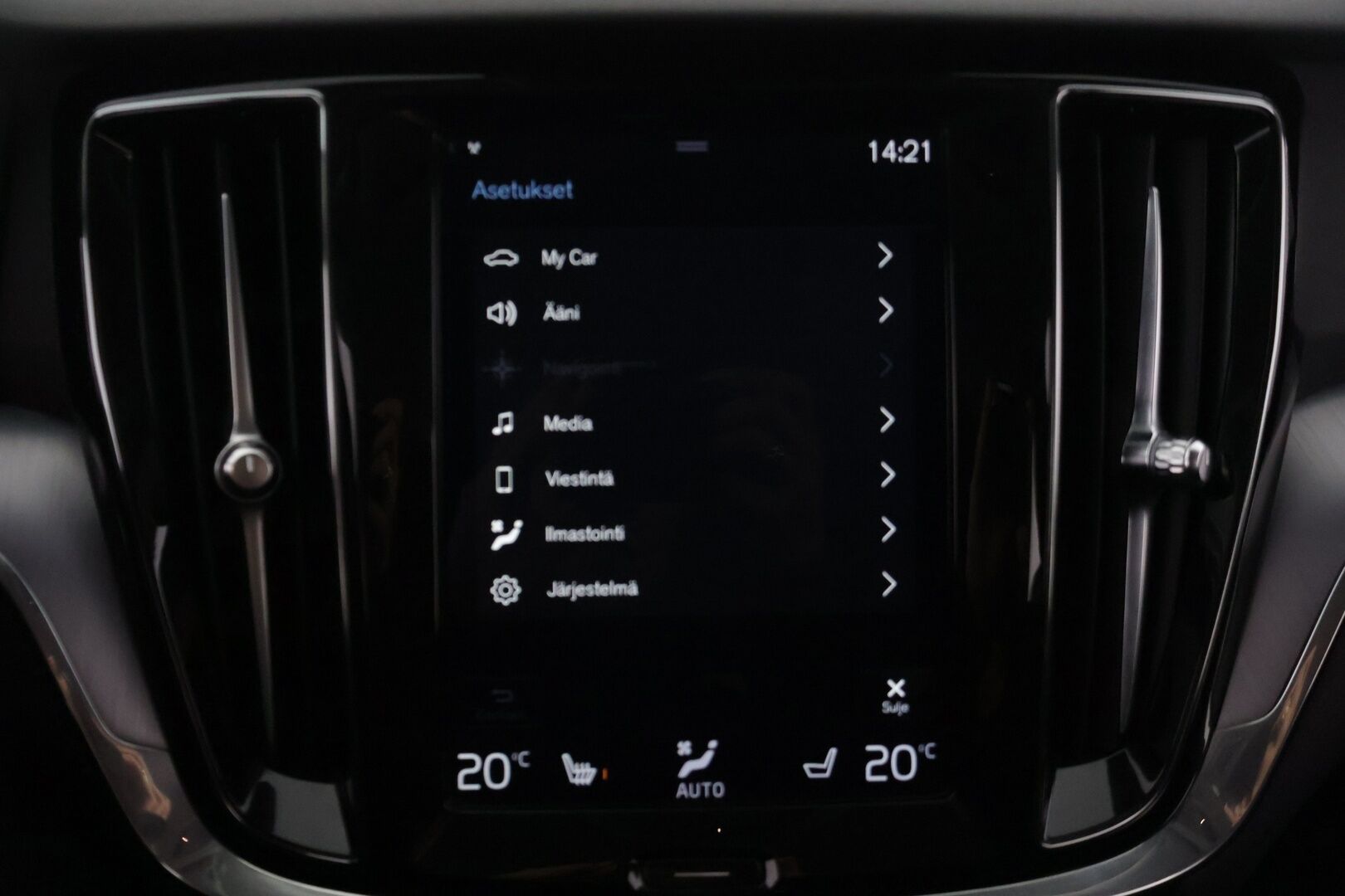 Volvo V60 2020 T6 TwE AWD Momentum aut *Adapt. vakkari / Webasto / VOC / Kaistavahti / Apple&Android / P.kamera / Koukku * - Huippu siisti / Kattavasti varusteltu / Hyvin pidetty!