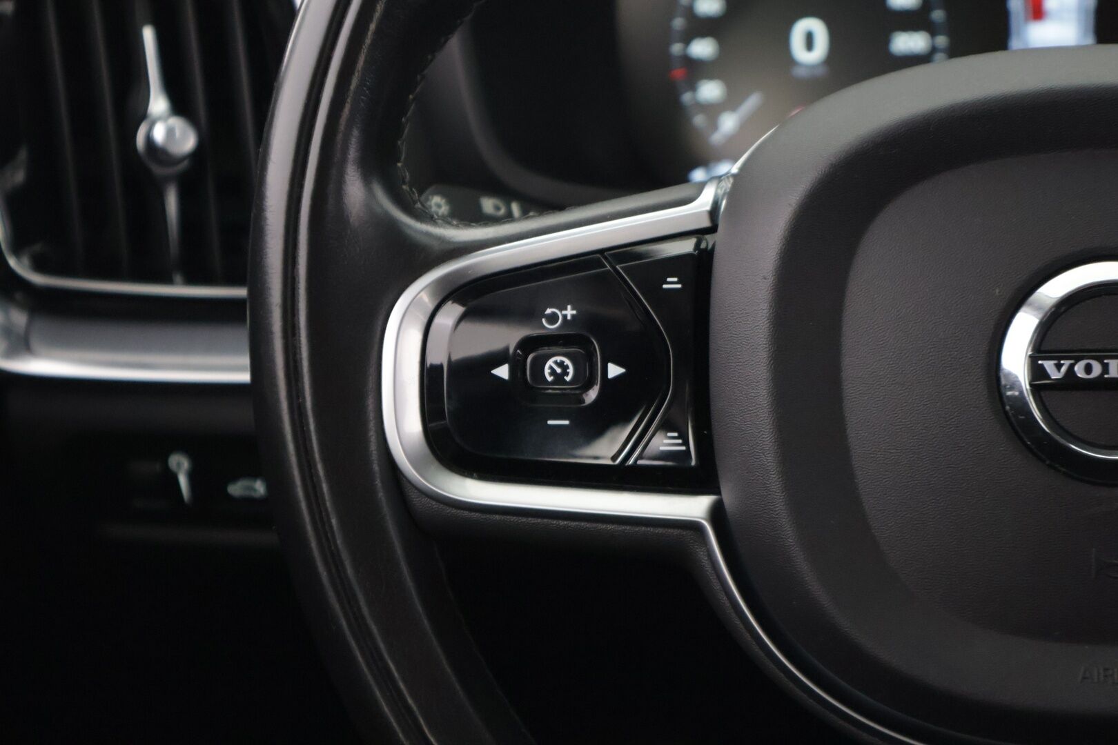 Volvo V60 2020 T6 TwE AWD Momentum aut *Adapt. vakkari / Webasto / VOC / Kaistavahti / Apple&Android / P.kamera / Koukku * - Huippu siisti / Kattavasti varusteltu / Hyvin pidetty!