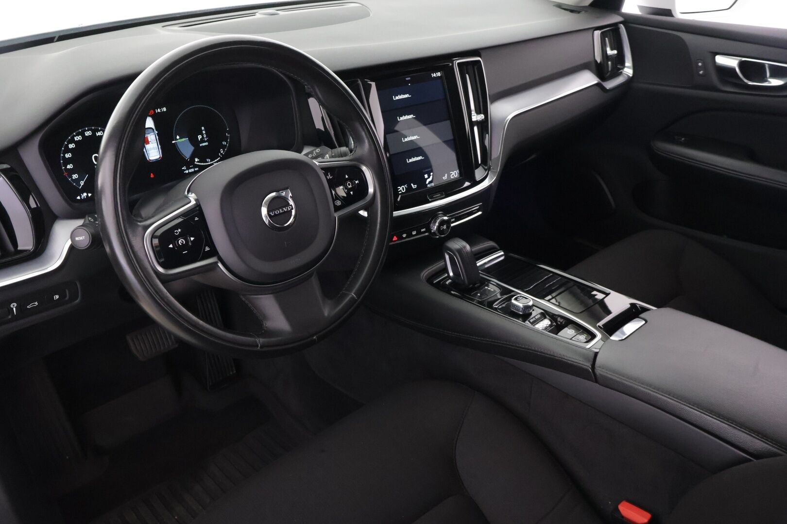 Volvo V60 2020 T6 TwE AWD Momentum aut *Adapt. vakkari / Webasto / VOC / Kaistavahti / Apple&Android / P.kamera / Koukku * - Huippu siisti / Kattavasti varusteltu / Hyvin pidetty!