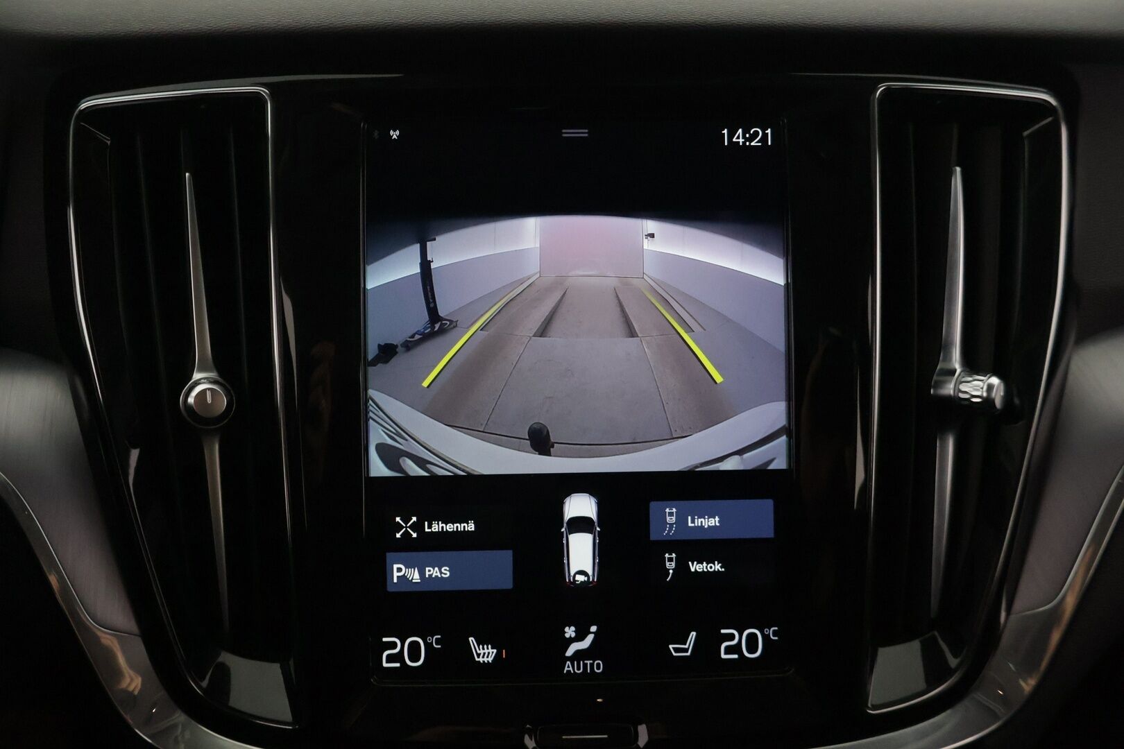 Volvo V60 2020 T6 TwE AWD Momentum aut *Adapt. vakkari / Webasto / VOC / Kaistavahti / Apple&Android / P.kamera / Koukku * - Huippu siisti / Kattavasti varusteltu / Hyvin pidetty!