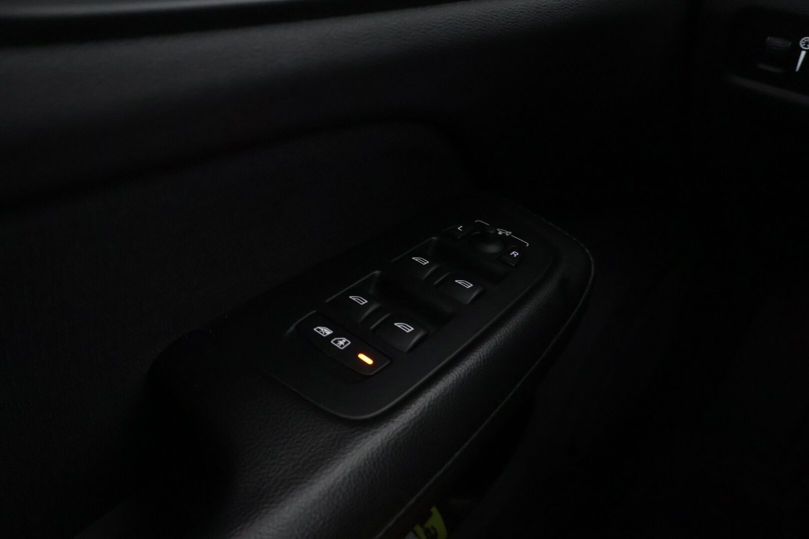 Volvo V60 2020 T6 TwE AWD Momentum aut *Adapt. vakkari / Webasto / VOC / Kaistavahti / Apple&Android / P.kamera / Koukku * - Huippu siisti / Kattavasti varusteltu / Hyvin pidetty!