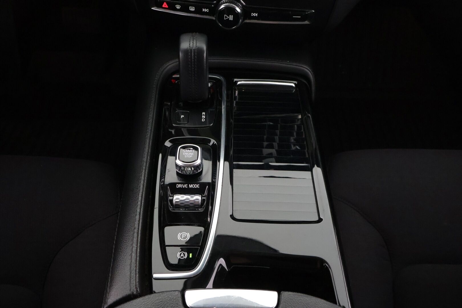 Volvo V60 2020 T6 TwE AWD Momentum aut *Adapt. vakkari / Webasto / VOC / Kaistavahti / Apple&Android / P.kamera / Koukku * - Huippu siisti / Kattavasti varusteltu / Hyvin pidetty!