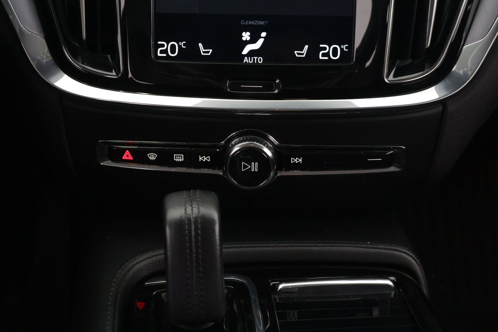 Volvo V60 2020 T6 TwE AWD Momentum aut *Adapt. vakkari / Webasto / VOC / Kaistavahti / Apple&Android / P.kamera / Koukku * - Huippu siisti / Kattavasti varusteltu / Hyvin pidetty!