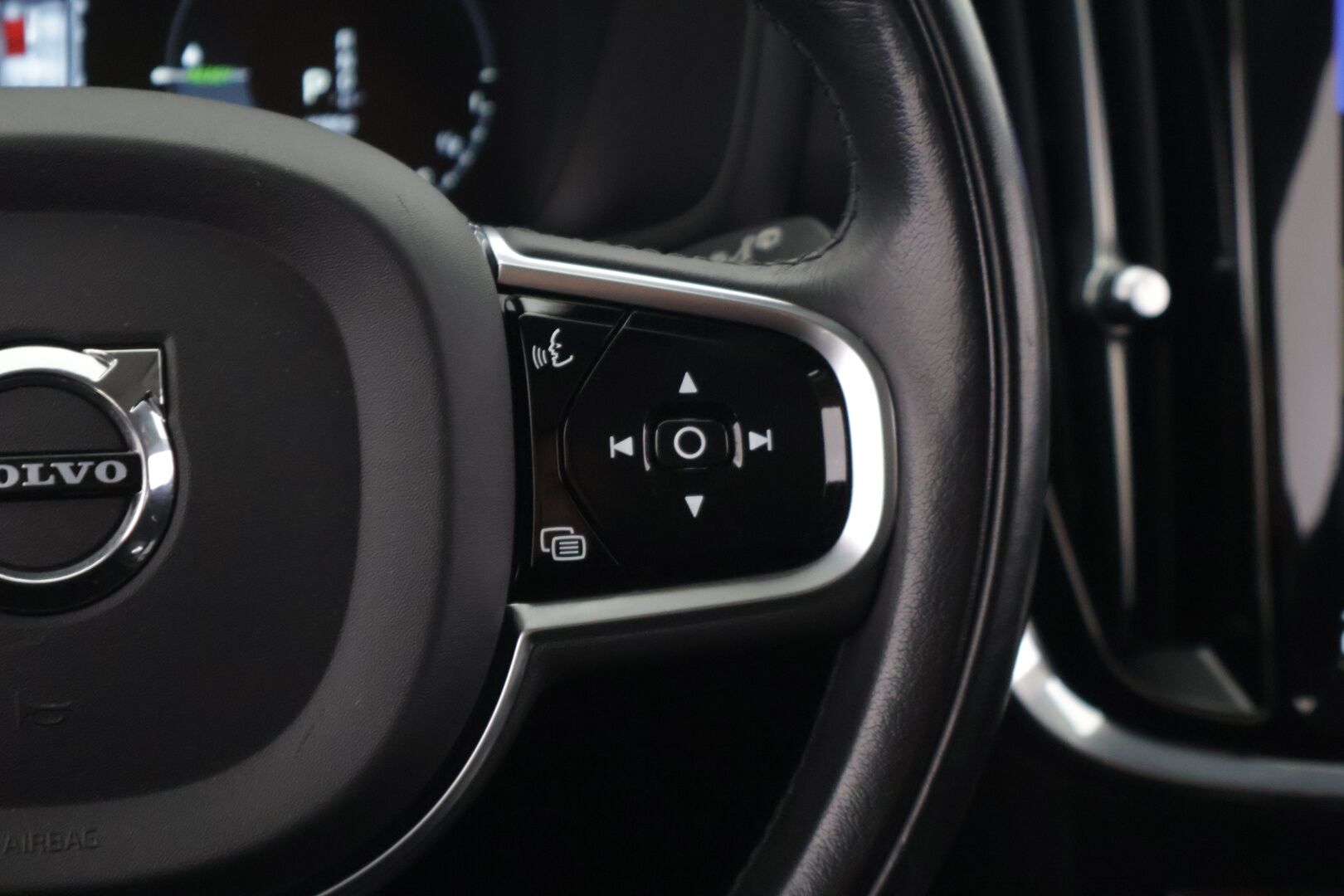 Volvo V60 2020 T6 TwE AWD Momentum aut *Adapt. vakkari / Webasto / VOC / Kaistavahti / Apple&Android / P.kamera / Koukku * - Huippu siisti / Kattavasti varusteltu / Hyvin pidetty!