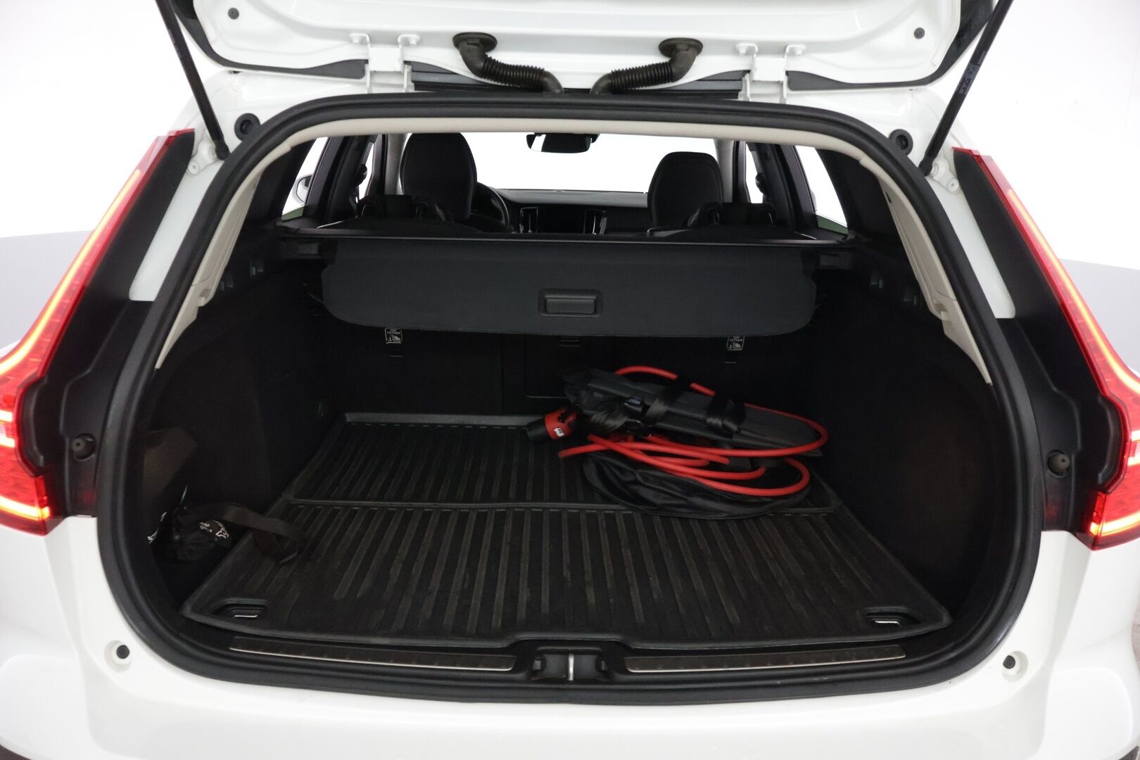 Volvo V60 2020 T6 TwE AWD Momentum aut *Adapt. vakkari / Webasto / VOC / Kaistavahti / Apple&Android / P.kamera / Koukku * - Huippu siisti / Kattavasti varusteltu / Hyvin pidetty!