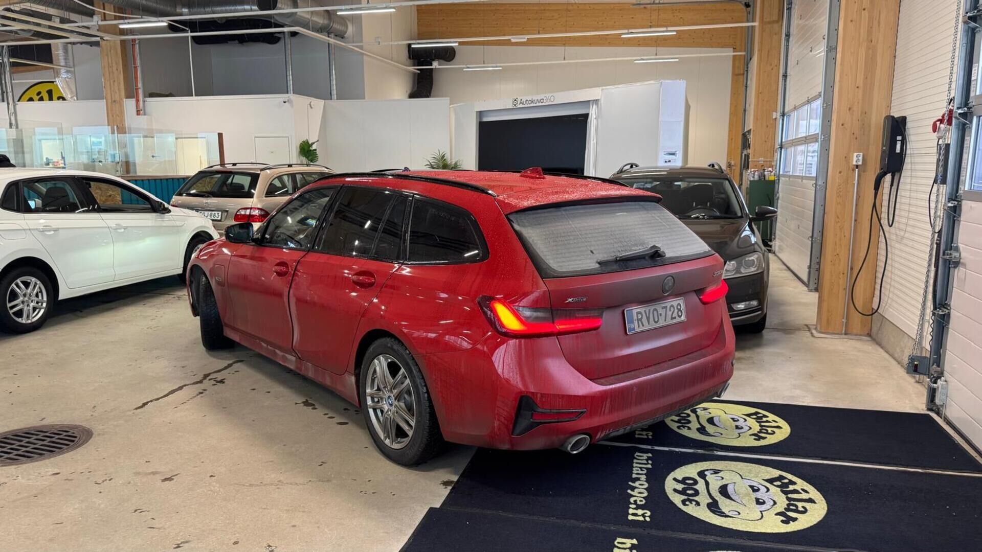 BMW 330 2022 G21 Touring 330e xDrive Business Sport * ACC / Hifit / Sporttipenkit / Koukku * - Merkkiliikkeen huoltohistoria / 2x vanteet / Shadow-line / M-Sport ratti - HULLU BLACKWEEK KORKOTARJOUS 2,49%