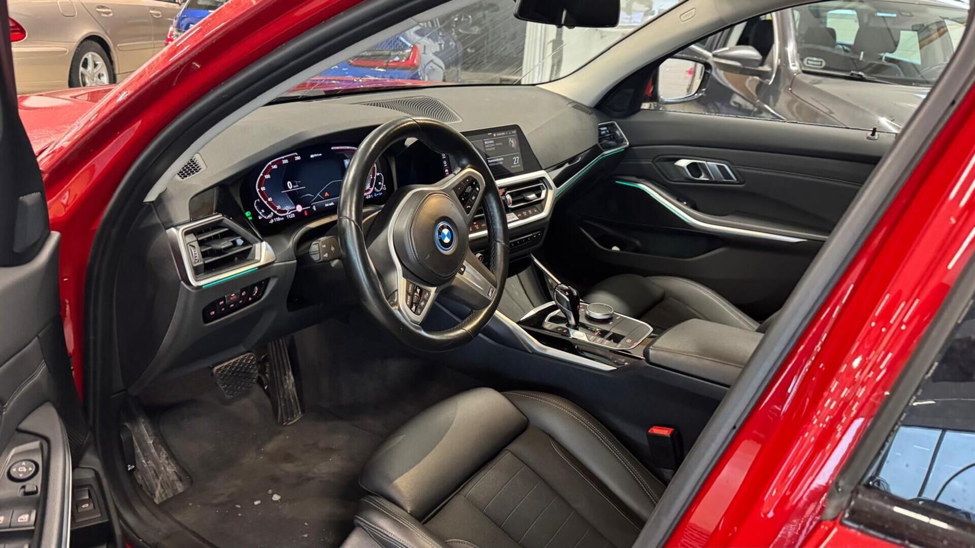 BMW 330 2022 G21 Touring 330e xDrive Business Sport * ACC / Hifit / Sporttipenkit / Koukku * - Merkkiliikkeen huoltohistoria / 2x vanteet / Shadow-line / M-Sport ratti - HULLU BLACKWEEK KORKOTARJOUS 2,49%