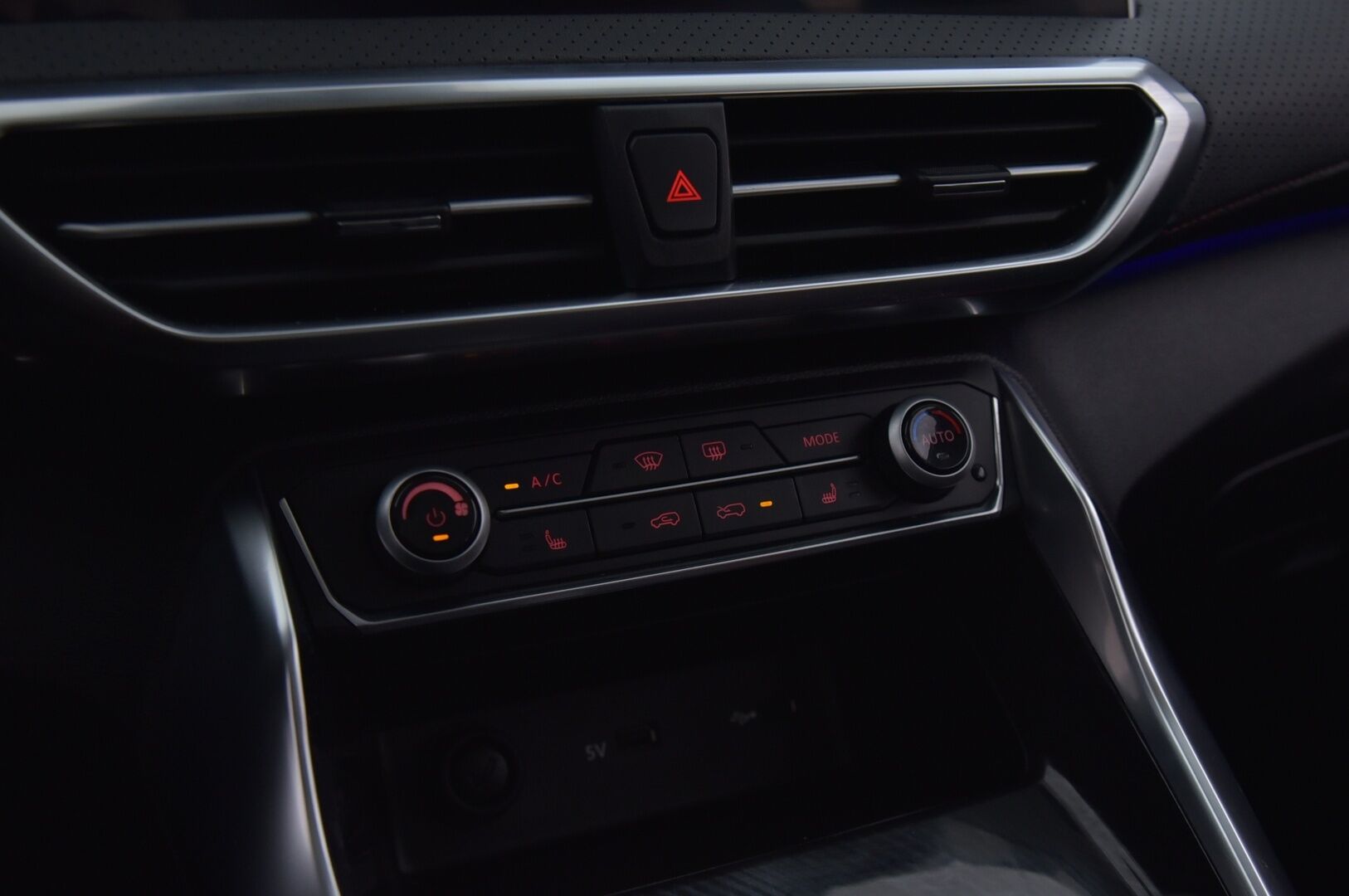 MAXUS EUNIQ 2021 5 Grand Wagon 7 paikkainen - Exclusive - ACC | Nahkasisusta | Sähköpenkki | 360-Kamera | Apple Carplay 