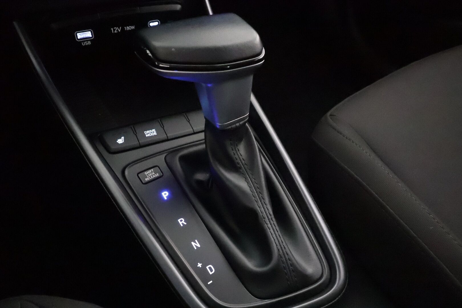 Hyundai i20 Hatchback 2024 1.0 T-GDi 100 hv 7DCT-aut. Comfort MY24 * Vakkari / P.kamera / LED / Ratinlämmitin / Digimittaristo / KeylessGo * - Suomi-auto / 2xRenkaat 