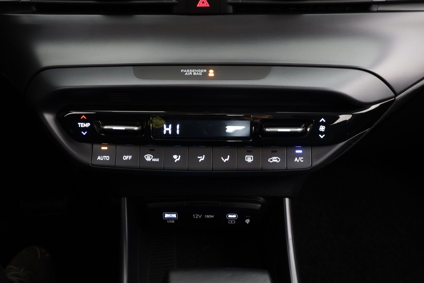 Hyundai i20 Hatchback 2024 1.0 T-GDi 100 hv 7DCT-aut. Comfort MY24 * Vakkari / P.kamera / LED / Digimittaristo / Ratinlämmitin / KeylessGo * - HULLU BLACKWEEK 2,49% KORKOTARJOUS - Suomi-auto / Kahdet renkaat aluvanteilla / Merkkihuollettu