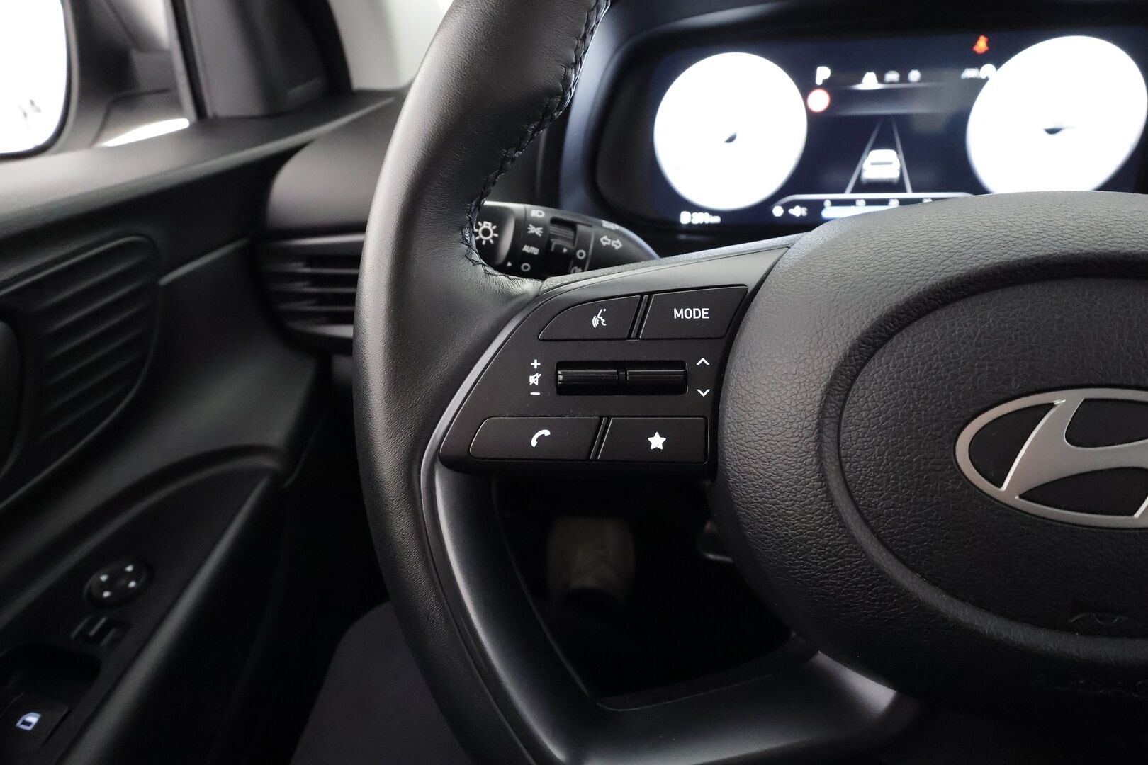 Hyundai i20 Hatchback 2024 1.0 T-GDi 100 hv 7DCT-aut. Comfort MY24 * Vakkari / P.kamera / LED / Digimittaristo / Ratinlämmitin / KeylessGo * - HULLU BLACKWEEK 2,49% KORKOTARJOUS - Suomi-auto / Kahdet renkaat aluvanteilla / Merkkihuollettu