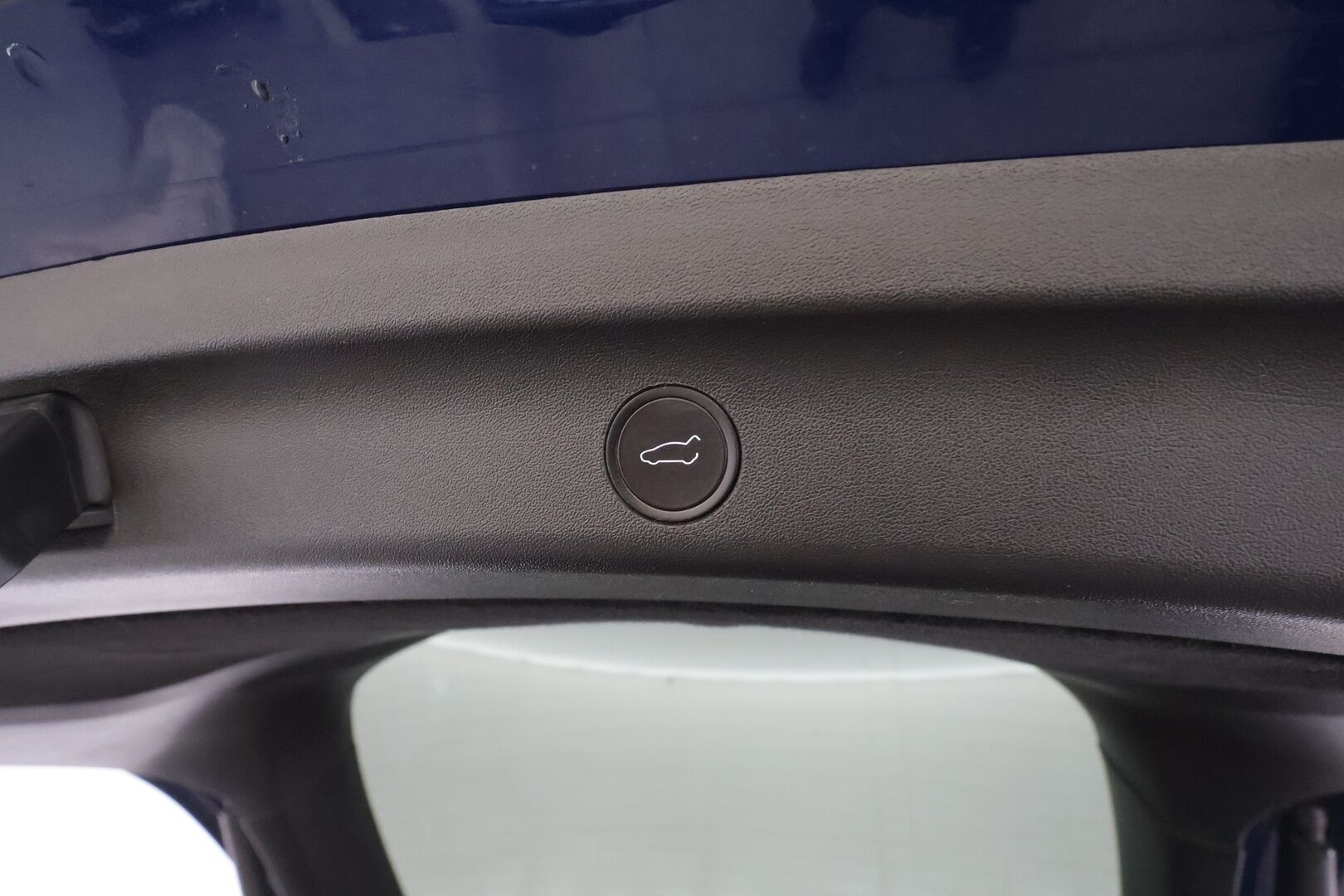 Tesla Model Y 2024 RWD - | ILP | Koukku | ACC | Lasikatto | Matrix | P.Kamera | Muistipenkki | Premium Audio | Navi | Kaistavahti | Keyless | 1-om Suomi-auto | Kahdet renkaat | 2x Latauskaapelit |