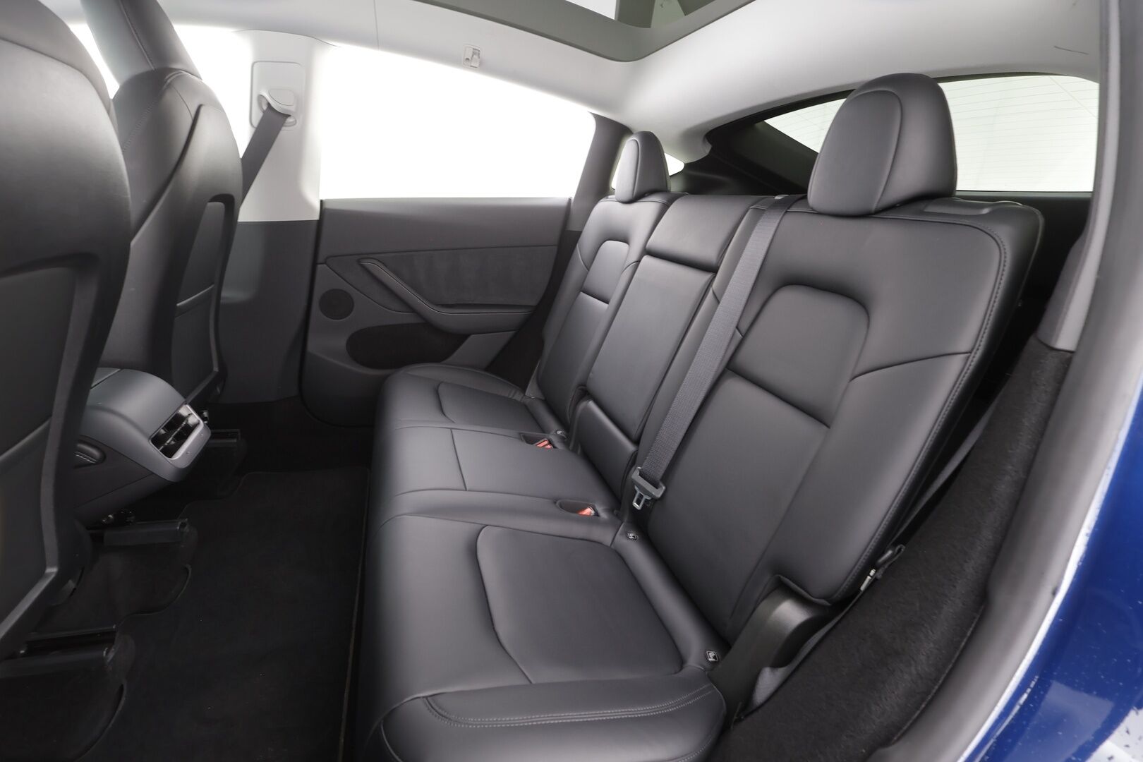 Tesla Model Y 2024 RWD - | ILP | Koukku | ACC | Lasikatto | Matrix | P.Kamera | Muistipenkki | Premium Audio | Navi | Kaistavahti | Keyless | 1-om Suomi-auto | Kahdet renkaat | 2x Latauskaapelit |