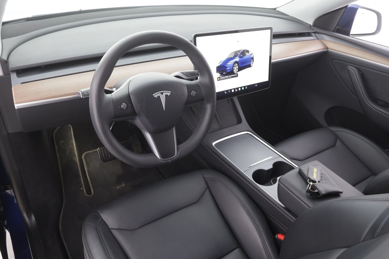 Tesla Model Y 2024 RWD - | ILP | Koukku | ACC | Lasikatto | Matrix | P.Kamera | Muistipenkki | Premium Audio | Navi | Kaistavahti | Keyless | 1-om Suomi-auto | Kahdet renkaat | 2x Latauskaapelit |