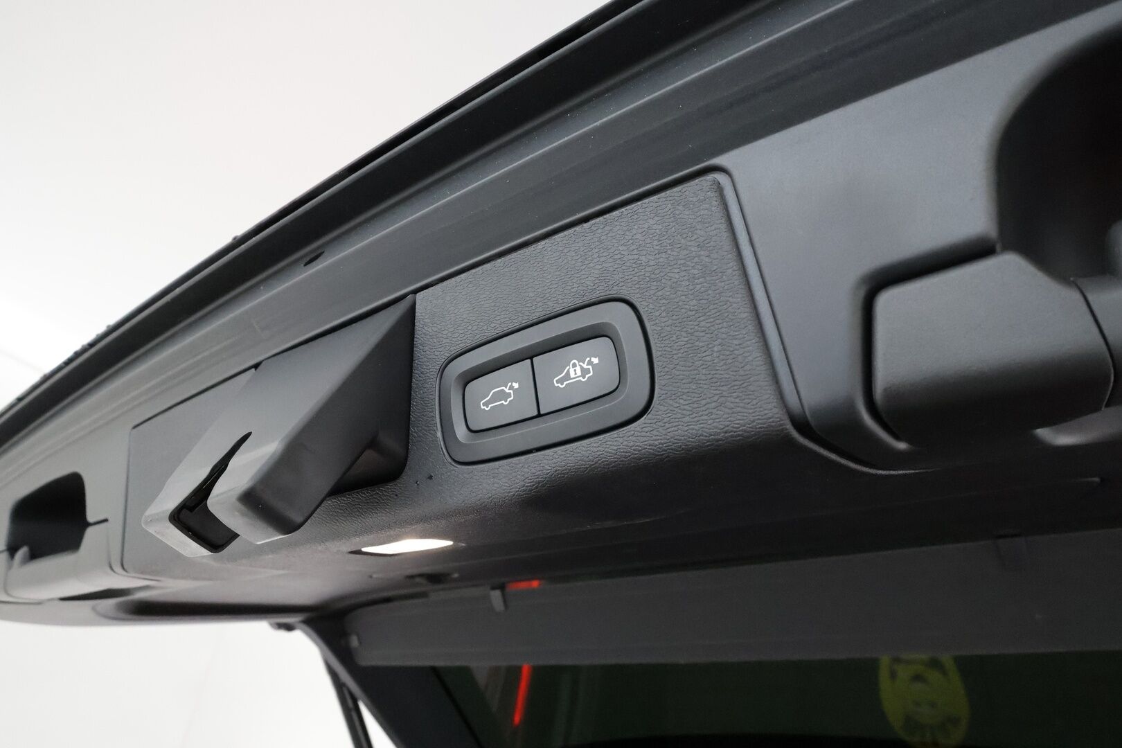 Volvo XC60 2021 T8 TwE AWD R-Design aut **H&K / Panorama / Adapt.Vakkari / Webasto / Koukku / Full-LED / Sportpenkki Muistilla** - 3,99 % KORKOTARJOUS TÄHÄN AUTOON - Akku kuntotarkastettu / Kahdet Renkaat / HYVILLÄ KAMOILLA!