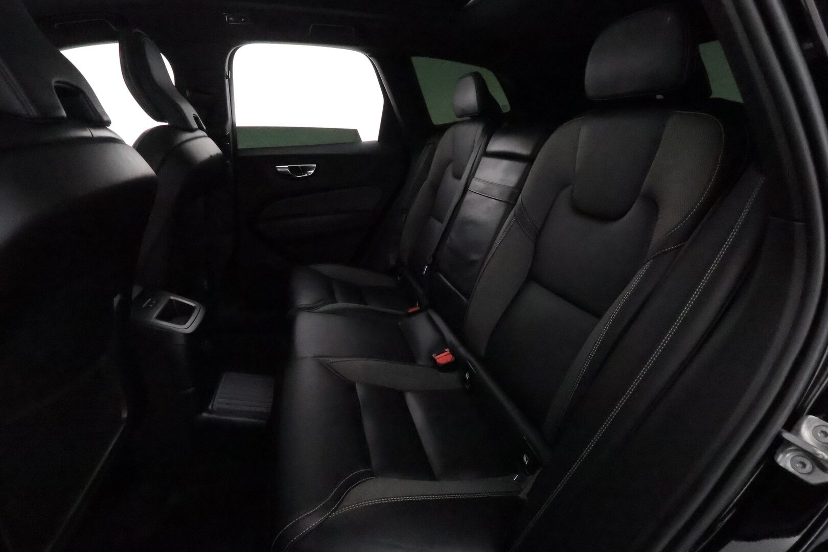 Volvo XC60 2021 T8 TwE AWD R-Design aut **H&K / Panorama / Adapt.Vakkari / Webasto / Koukku / Full-LED / Sportpenkki Muistilla** - 3,99 % KORKOTARJOUS TÄHÄN AUTOON - Akku kuntotarkastettu / Kahdet Renkaat / HYVILLÄ KAMOILLA!